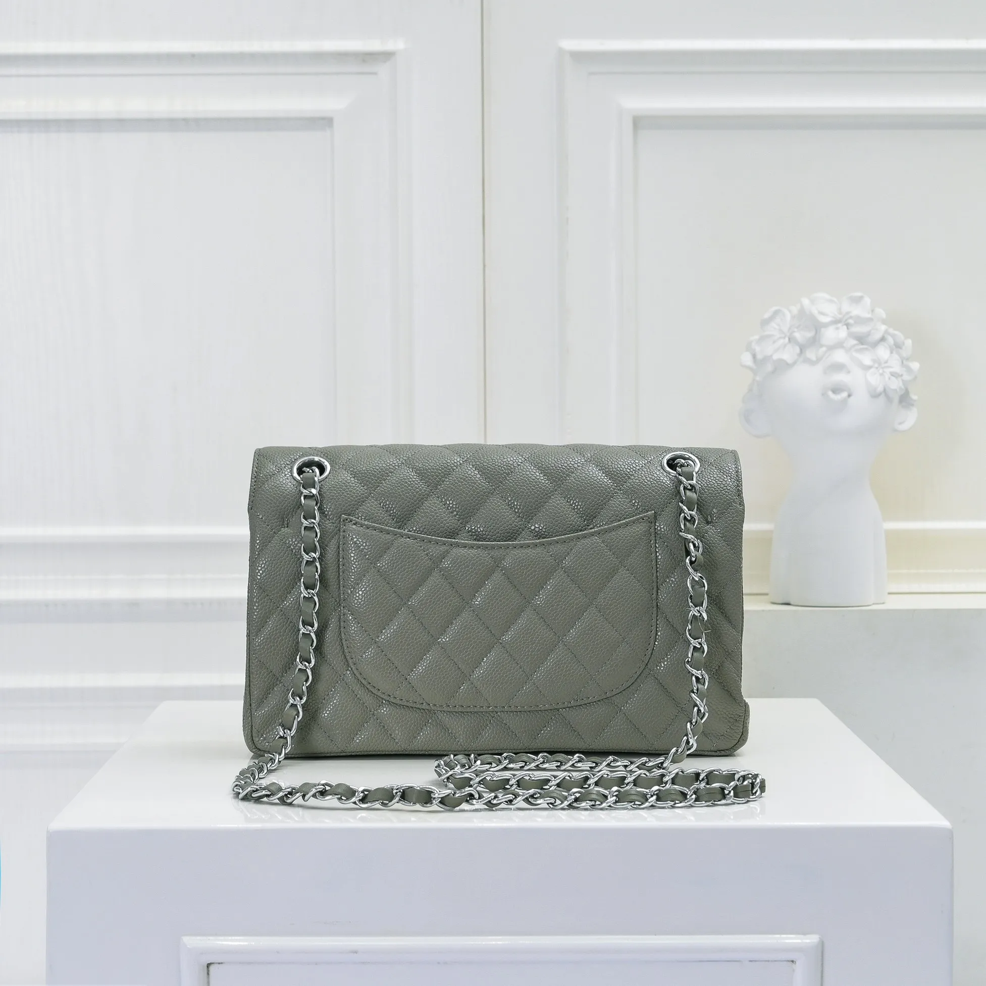 💰420￥Chanel,...Palace-level poison👏...Overseas original factory CF2.55...😱 Absolutely the top-notch caviar ball-grain cowhide you have never seen...✨Real K gold➰Gold buckle✨👑 The line spacing is perfectly consistent. The side of the bag is perfectly streamlined👏..It must have such a texture to be perfect💋 Follow the 9-pin diamond pattern. The flip cover is smooth and seamless ☑️ Strong visual three-dimensional effect 🔱 The diamond pattern is full and delicate 💑 It is super smooth, soft and comfortable to use 👒 CF is a must-have for girls. Size: 25.5*16*6.5cm. Style number: 1112 ball pattern
