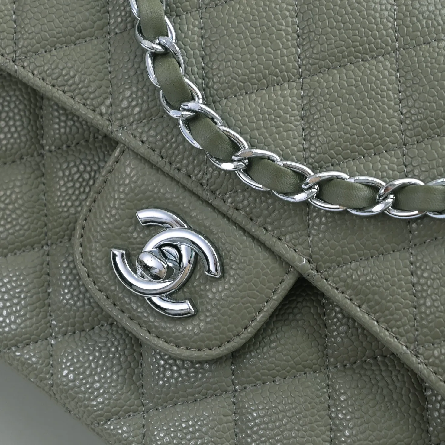 💰420￥Chanel,...Palace-level poison👏...Overseas original factory CF2.55...😱 Absolutely the top-notch caviar ball-grain cowhide you have never seen...✨Real K gold➰Gold buckle✨👑 The line spacing is perfectly consistent. The side of the bag is perfectly streamlined👏..It must have such a texture to be perfect💋 Follow the 9-pin diamond pattern. The flip cover is smooth and seamless ☑️ Strong visual three-dimensional effect 🔱 The diamond pattern is full and delicate 💑 It is super smooth, soft and comfortable to use 👒 CF is a must-have for girls. Size: 25.5*16*6.5cm. Style number: 1112 ball pattern