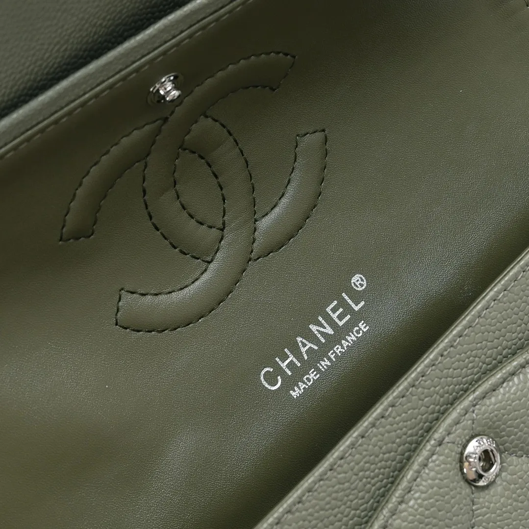 💰420￥Chanel,...Palace-level poison👏...Overseas original factory CF2.55...😱 Absolutely the top-notch caviar ball-grain cowhide you have never seen...✨Real K gold➰Gold buckle✨👑 The line spacing is perfectly consistent. The side of the bag is perfectly streamlined👏..It must have such a texture to be perfect💋 Follow the 9-pin diamond pattern. The flip cover is smooth and seamless ☑️ Strong visual three-dimensional effect 🔱 The diamond pattern is full and delicate 💑 It is super smooth, soft and comfortable to use 👒 CF is a must-have for girls. Size: 25.5*16*6.5cm. Style number: 1112 ball pattern