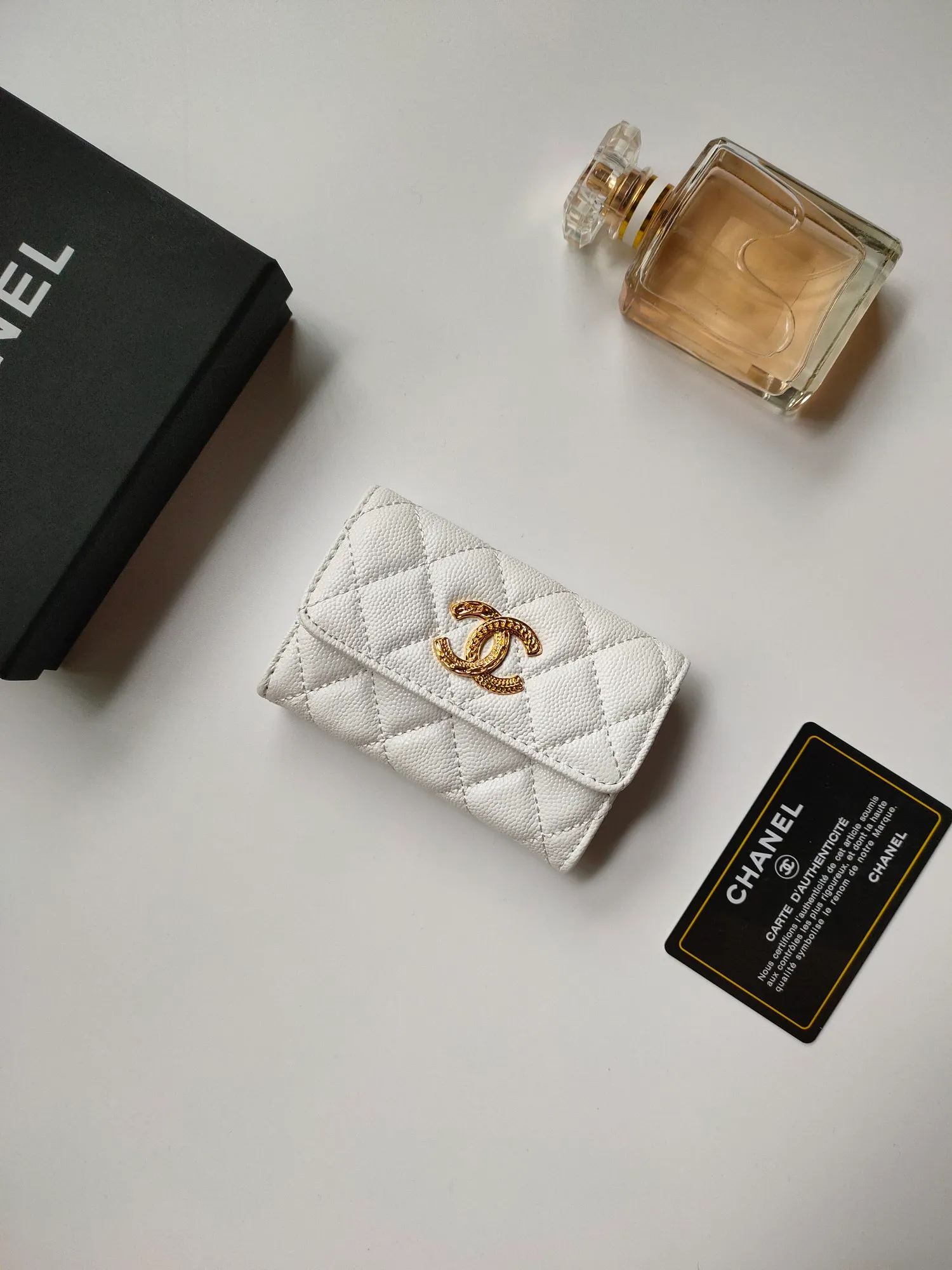 💰140💰 Model AP6118 CHANEL 22k embossed hardware, new double C large lgo with exquisite replica flavor, very beautiful, official website 2023 latest 🆕Card holder Caviar medium ball grain cowhide is scratch-resistant, super glossy, no problem to put about 10 cards, one card can be placed in the cover card slot, and cards + coins can also be placed in the middle It is troublesome to carry a bag that is too big in summer, so it is suitable to put it in a mini bag, which is also convenient to carry in your pocket😍