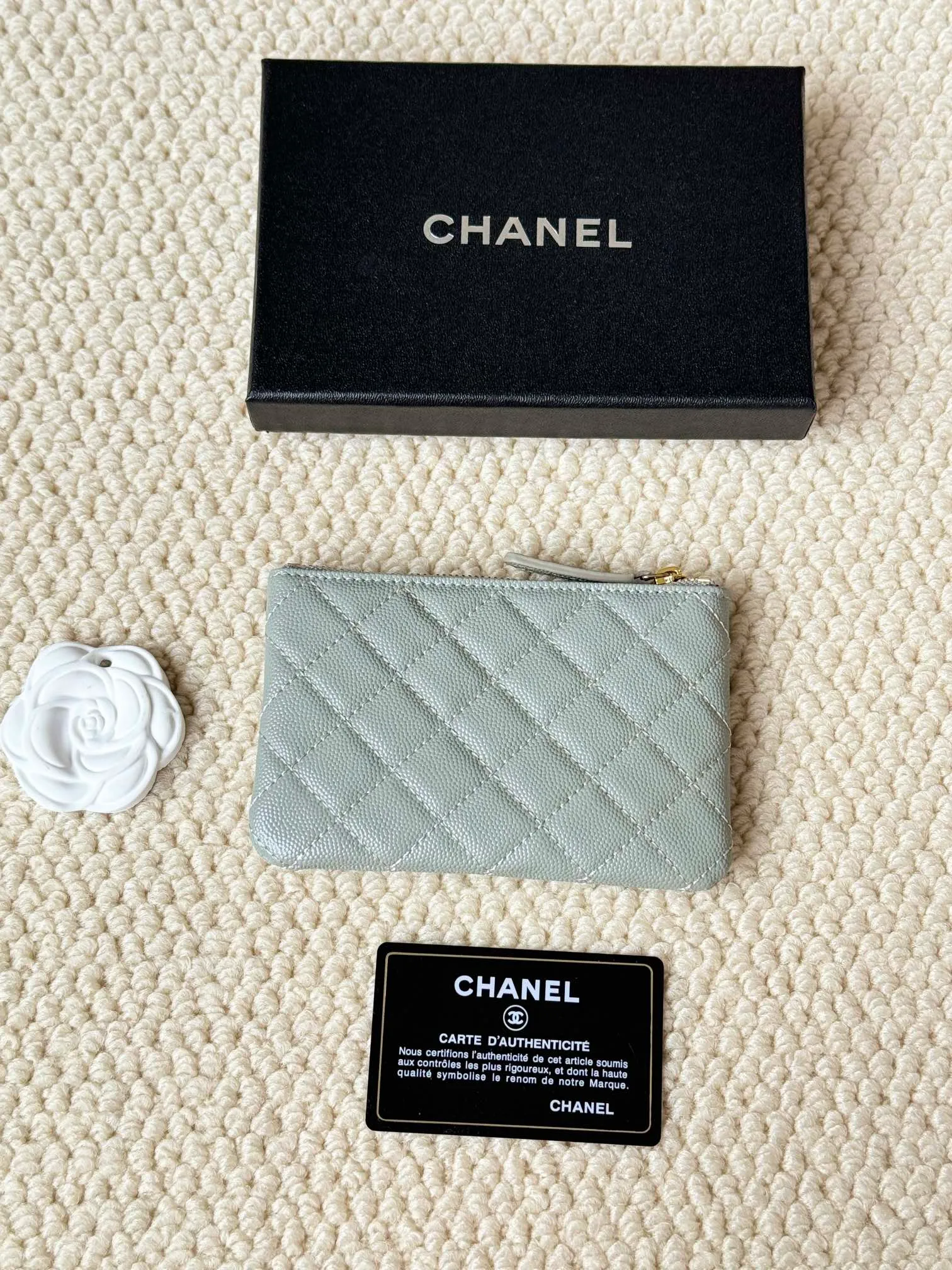 💰130 CHANEL 22k embossed lgo large double C hardware, fresh design, exquisite replica flavor, very beautiful, official website 2023 latest 🆕Card holder. Caviar medium ball grain cowhide is anti-scratch, super glossy. It is troublesome to carry a bag that is too big in summer. It is suitable for putting in a mini bag, and it is convenient to put in your pocket😍 The bag has a zipper, super practical, you can also put cards, change, coins, keys inside! Style number: 82365 Size: 15*8.5 Color: ball pattern gold,