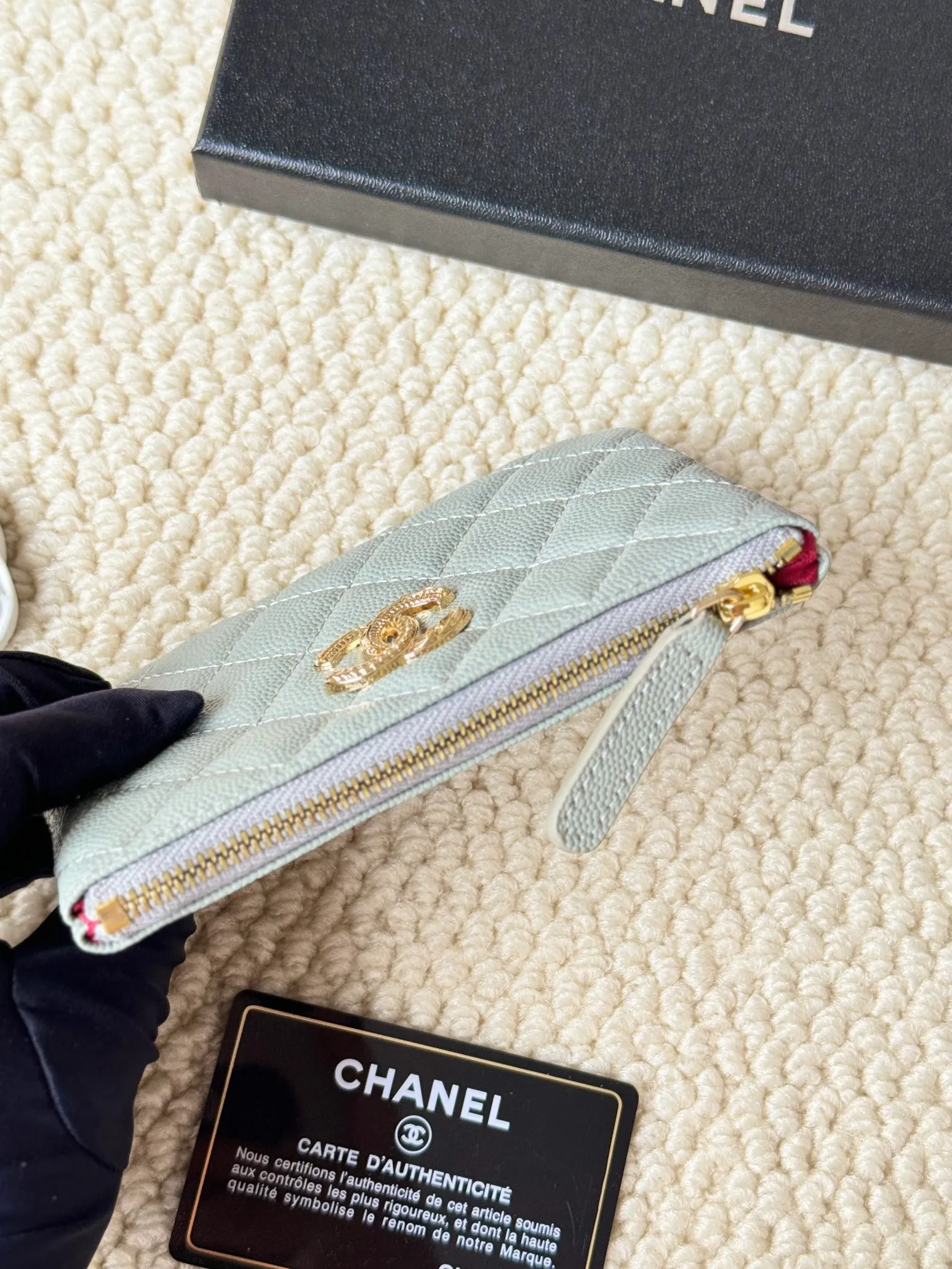 💰130 CHANEL 22k embossed lgo large double C hardware, fresh design, exquisite replica flavor, very beautiful, official website 2023 latest 🆕Card holder. Caviar medium ball grain cowhide is anti-scratch, super glossy. It is troublesome to carry a bag that is too big in summer. It is suitable for putting in a mini bag, and it is convenient to put in your pocket😍 The bag has a zipper, super practical, you can also put cards, change, coins, keys inside! Style number: 82365 Size: 15*8.5 Color: ball pattern gold,