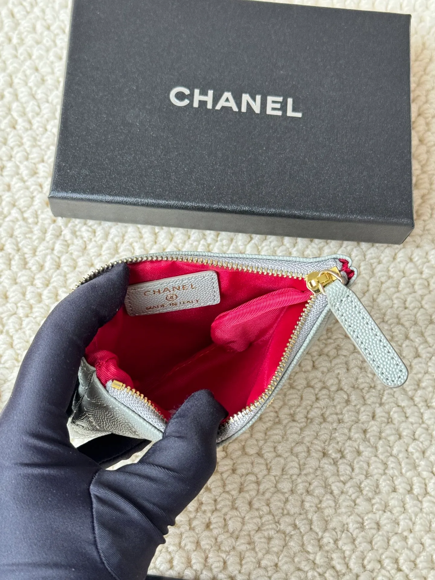 💰130 CHANEL 22k embossed lgo large double C hardware, fresh design, exquisite replica flavor, very beautiful, official website 2023 latest 🆕Card holder. Caviar medium ball grain cowhide is anti-scratch, super glossy. It is troublesome to carry a bag that is too big in summer. It is suitable for putting in a mini bag, and it is convenient to put in your pocket😍 The bag has a zipper, super practical, you can also put cards, change, coins, keys inside! Style number: 82365 Size: 15*8.5 Color: ball pattern gold,