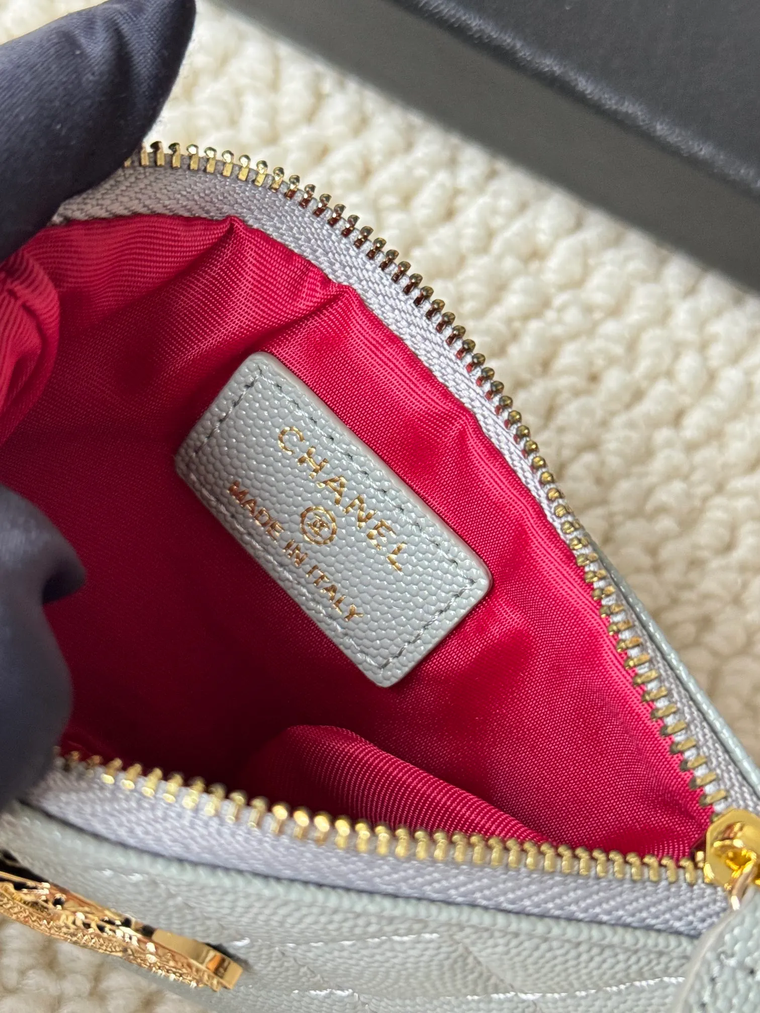 💰130 CHANEL 22k embossed lgo large double C hardware, fresh design, exquisite replica flavor, very beautiful, official website 2023 latest 🆕Card holder. Caviar medium ball grain cowhide is anti-scratch, super glossy. It is troublesome to carry a bag that is too big in summer. It is suitable for putting in a mini bag, and it is convenient to put in your pocket😍 The bag has a zipper, super practical, you can also put cards, change, coins, keys inside! Style number: 82365 Size: 15*8.5 Color: ball pattern gold,