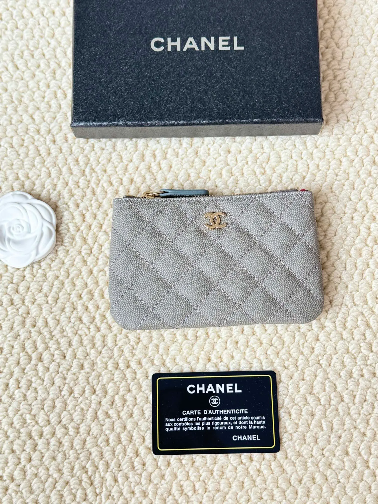 💰130 CHANEL Classic Caviar has a fresh design, with an exquisite replica flavor, very beautiful, the latest in 2023 from the official website🆕Card holder Caviar medium ball grain cowhide is scratch-resistant and has a super glossy feel. It is troublesome to carry a bag that is too big in summer. It is suitable for putting in a mini bag and convenient for carrying in your pocket😍 The bag has a zipper, which is super practical. You can also put cards, change, coins, and keys inside! Style number: 82365 Size: 15*8.5