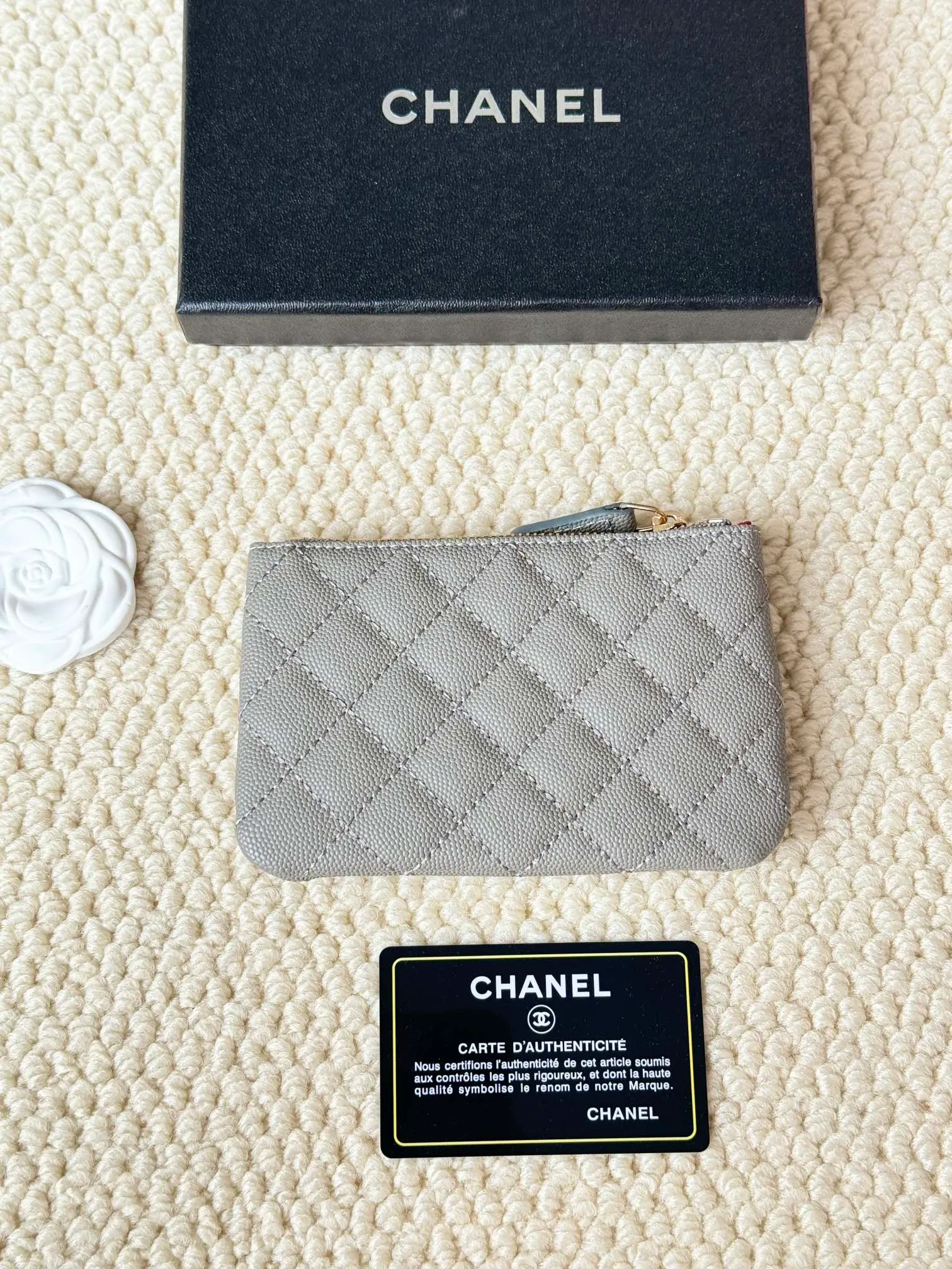 💰130 CHANEL Classic Caviar has a fresh design, with an exquisite replica flavor, very beautiful, the latest in 2023 from the official website🆕Card holder Caviar medium ball grain cowhide is scratch-resistant and has a super glossy feel. It is troublesome to carry a bag that is too big in summer. It is suitable for putting in a mini bag and convenient for carrying in your pocket😍 The bag has a zipper, which is super practical. You can also put cards, change, coins, and keys inside! Style number: 82365 Size: 15*8.5