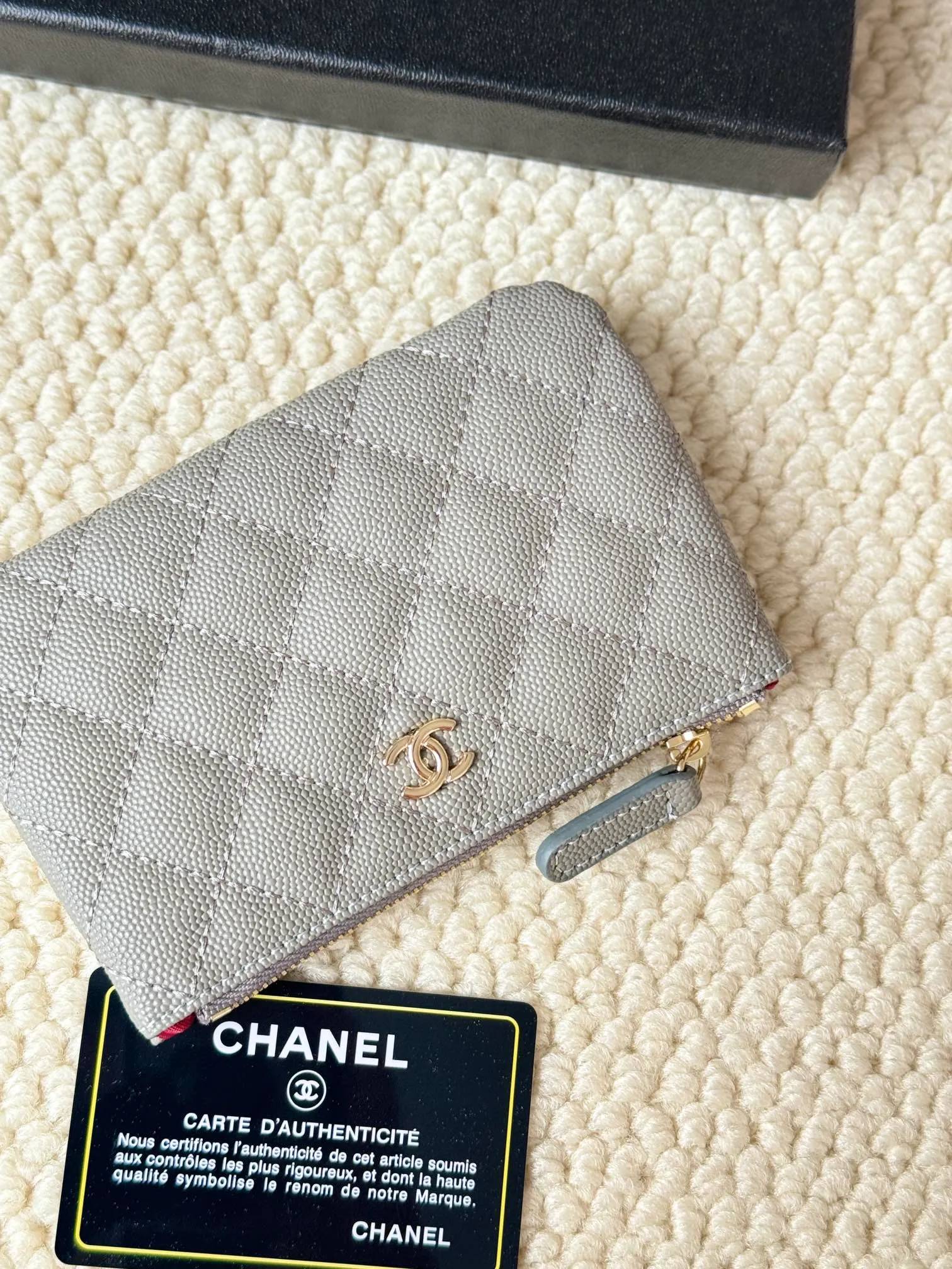 💰130 CHANEL Classic Caviar has a fresh design, with an exquisite replica flavor, very beautiful, the latest in 2023 from the official website🆕Card holder Caviar medium ball grain cowhide is scratch-resistant and has a super glossy feel. It is troublesome to carry a bag that is too big in summer. It is suitable for putting in a mini bag and convenient for carrying in your pocket😍 The bag has a zipper, which is super practical. You can also put cards, change, coins, and keys inside! Style number: 82365 Size: 15*8.5