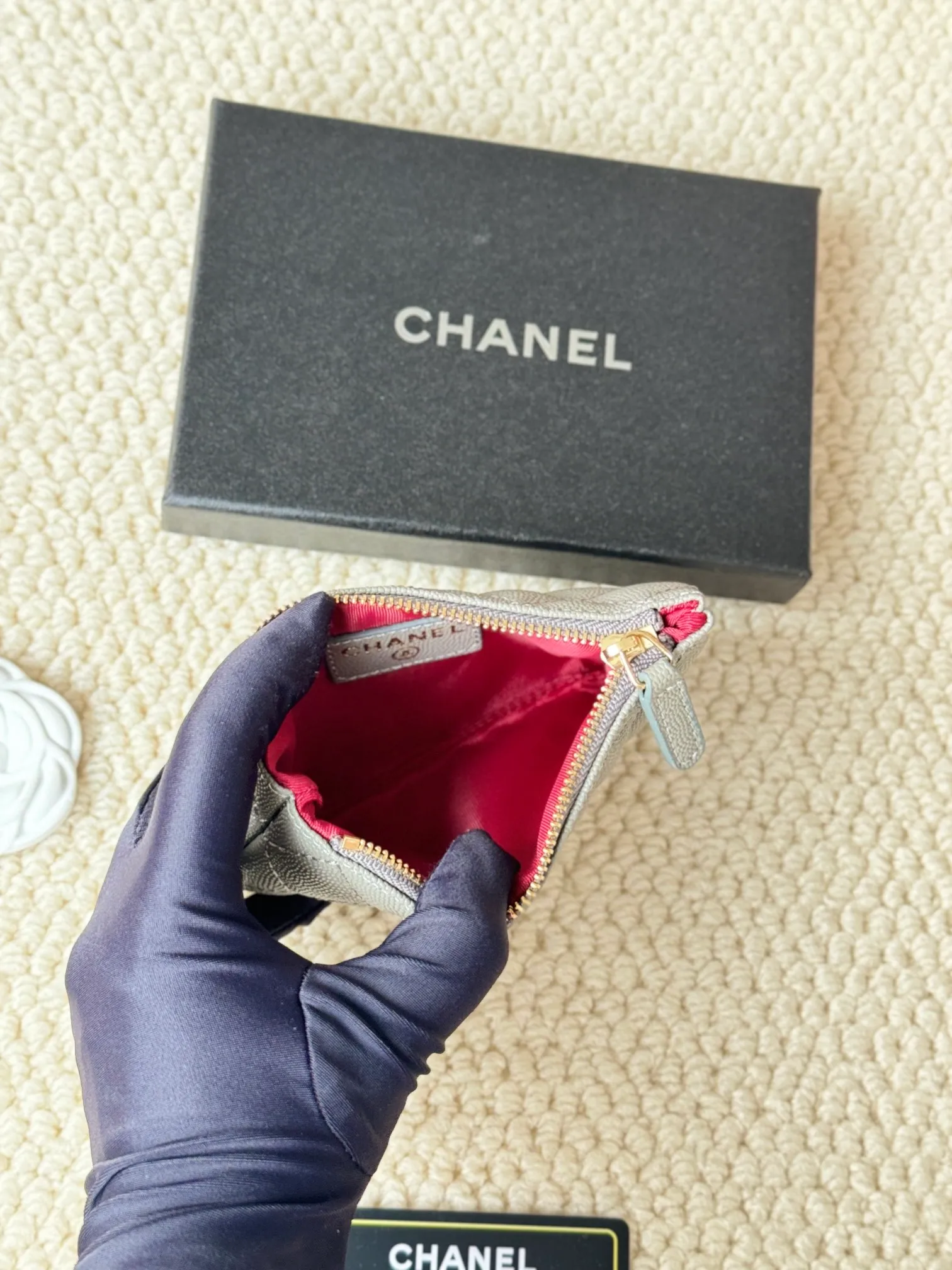 💰130 CHANEL Classic Caviar has a fresh design, with an exquisite replica flavor, very beautiful, the latest in 2023 from the official website🆕Card holder Caviar medium ball grain cowhide is scratch-resistant and has a super glossy feel. It is troublesome to carry a bag that is too big in summer. It is suitable for putting in a mini bag and convenient for carrying in your pocket😍 The bag has a zipper, which is super practical. You can also put cards, change, coins, and keys inside! Style number: 82365 Size: 15*8.5