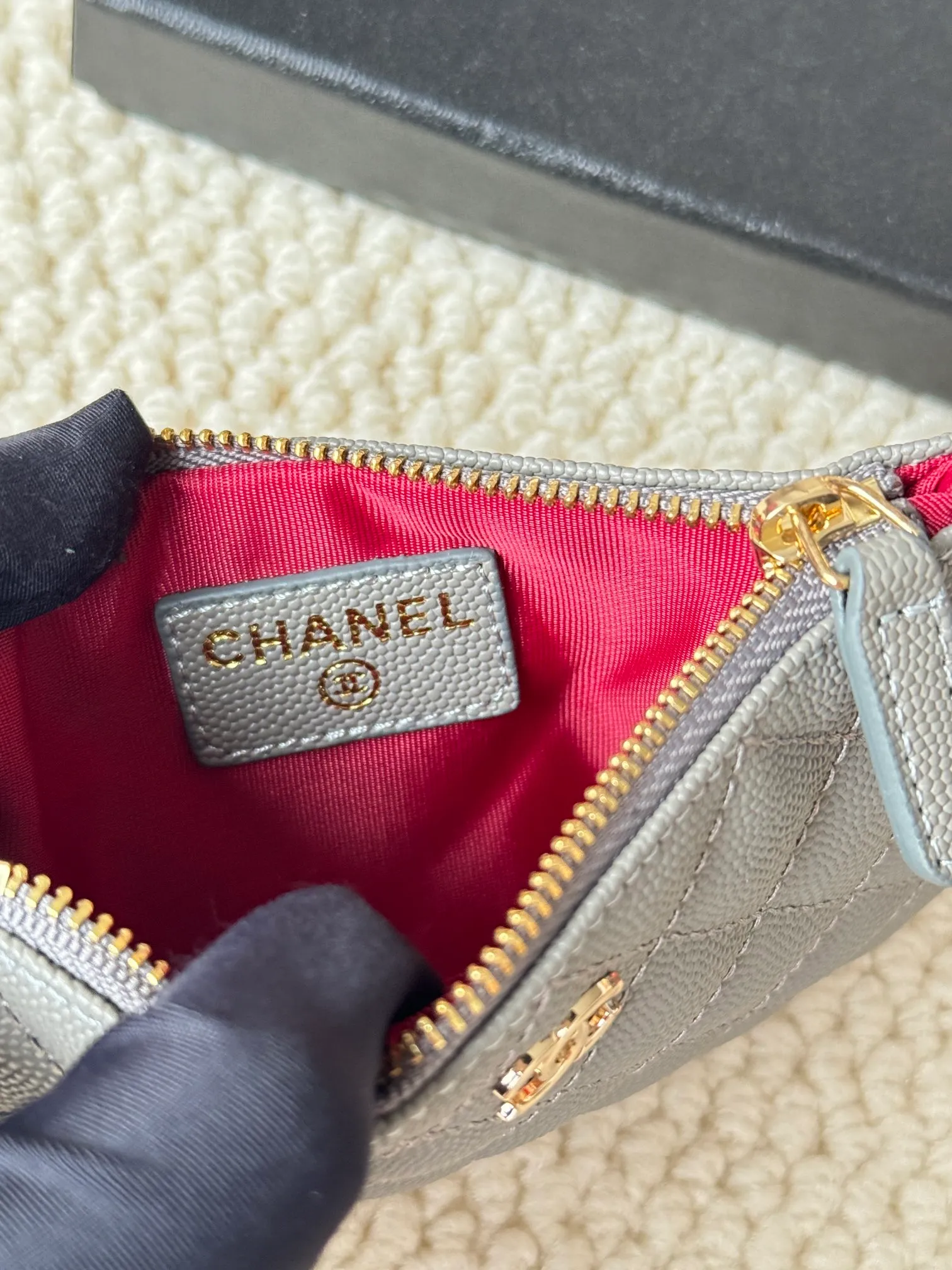 💰130 CHANEL Classic Caviar has a fresh design, with an exquisite replica flavor, very beautiful, the latest in 2023 from the official website🆕Card holder Caviar medium ball grain cowhide is scratch-resistant and has a super glossy feel. It is troublesome to carry a bag that is too big in summer. It is suitable for putting in a mini bag and convenient for carrying in your pocket😍 The bag has a zipper, which is super practical. You can also put cards, change, coins, and keys inside! Style number: 82365 Size: 15*8.5