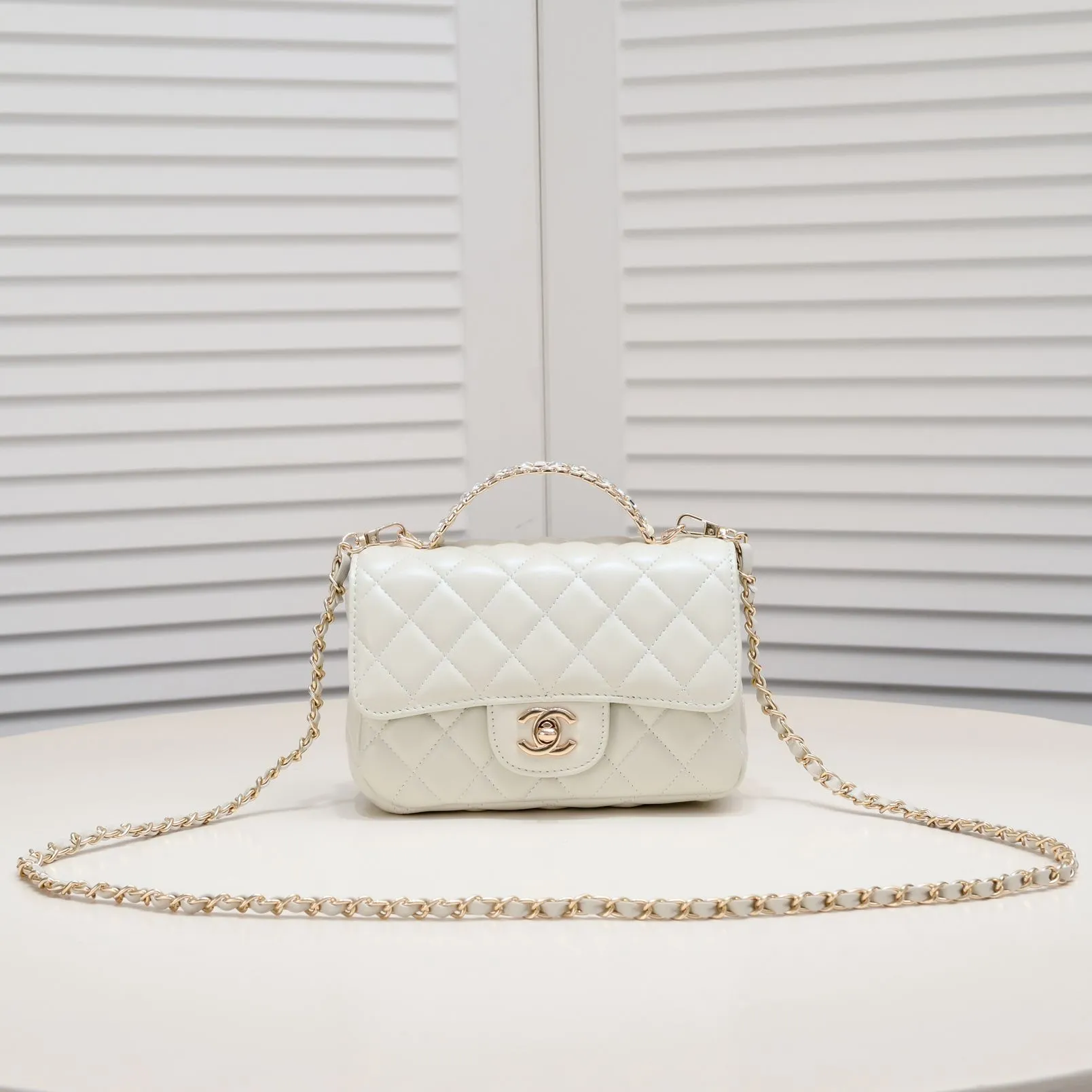 💰360￥Small size🦋Chanel🖤Get the 23A diamond handle cfmini in advance💎 The most important season of the year, the handicraft workshop originally released new products in June, but unexpectedly they quietly released them in May🦢 The most promising one this season is hard to get💓 I have purchased 2 sizes. The handle is made of leather and metal with diamonds💗 🖤The diamond handle is so beautiful, no girl wouldn’t love it🎗️Model number: 9104 Small size: 18*13*6.5cm