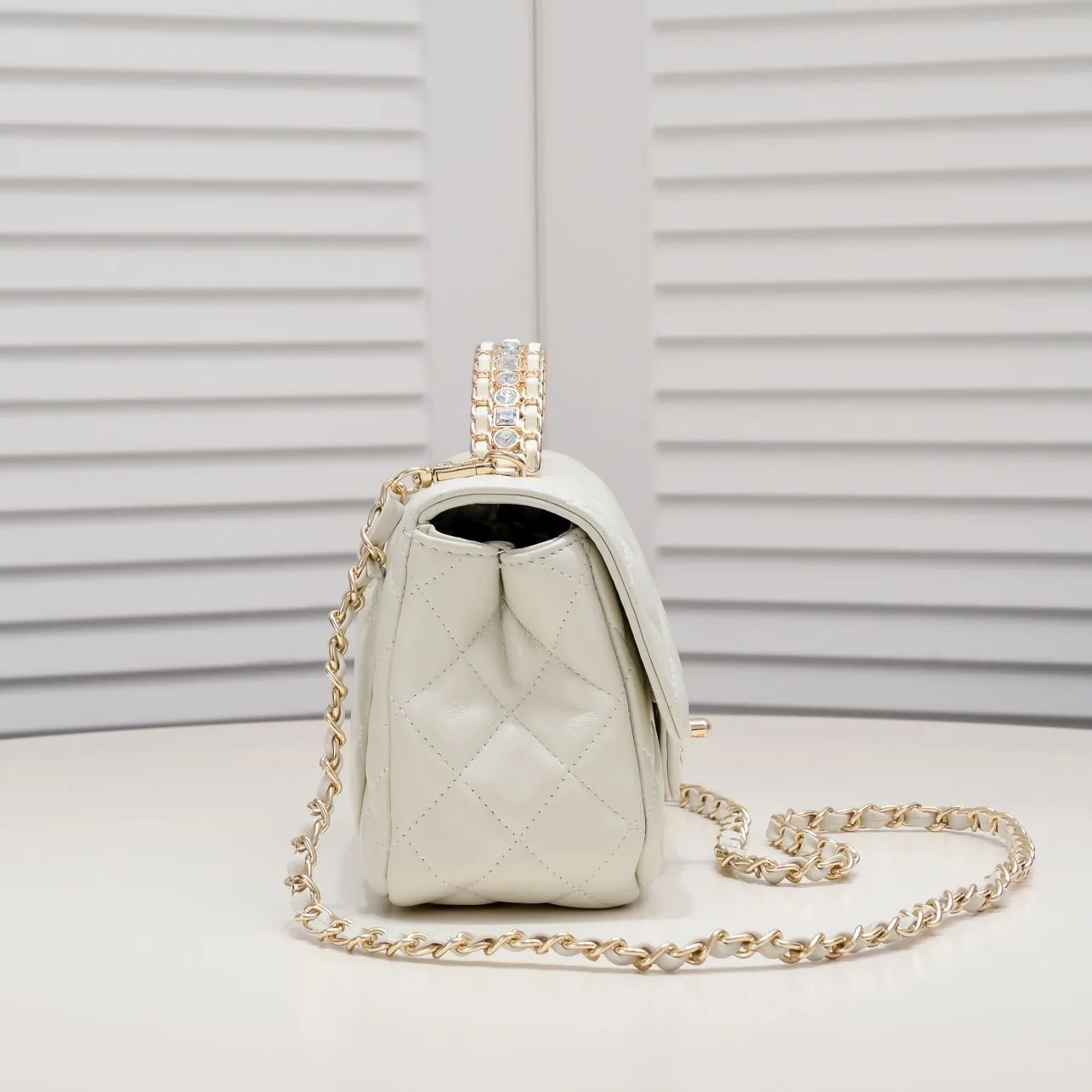 💰360￥Small size🦋Chanel🖤Get the 23A diamond handle cfmini in advance💎 The most important season of the year, the handicraft workshop originally released new products in June, but unexpectedly they quietly released them in May🦢 The most promising one this season is hard to get💓 I have purchased 2 sizes. The handle is made of leather and metal with diamonds💗 🖤The diamond handle is so beautiful, no girl wouldn’t love it🎗️Model number: 9104 Small size: 18*13*6.5cm