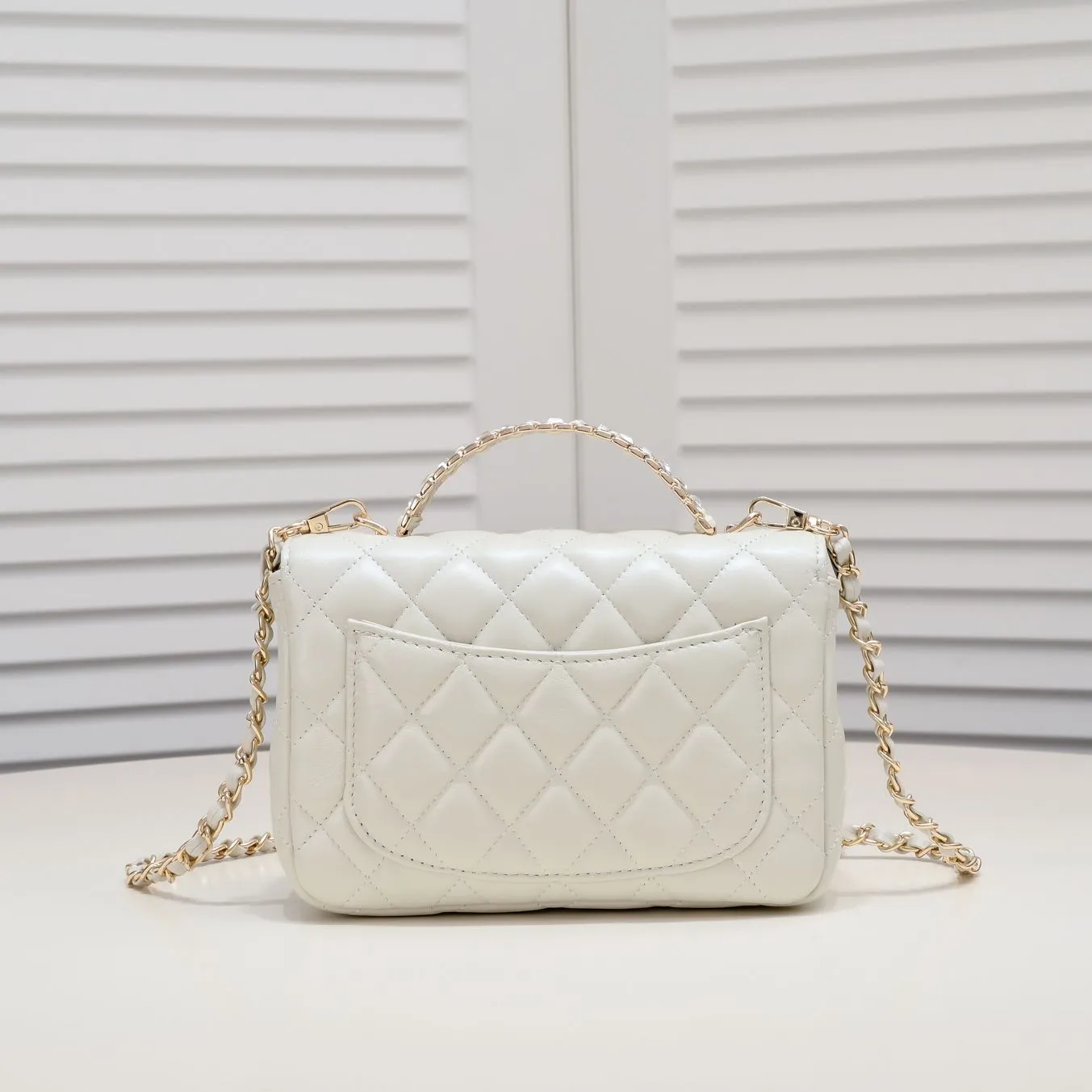 💰360￥Small size🦋Chanel🖤Get the 23A diamond handle cfmini in advance💎 The most important season of the year, the handicraft workshop originally released new products in June, but unexpectedly they quietly released them in May🦢 The most promising one this season is hard to get💓 I have purchased 2 sizes. The handle is made of leather and metal with diamonds💗 🖤The diamond handle is so beautiful, no girl wouldn’t love it🎗️Model number: 9104 Small size: 18*13*6.5cm