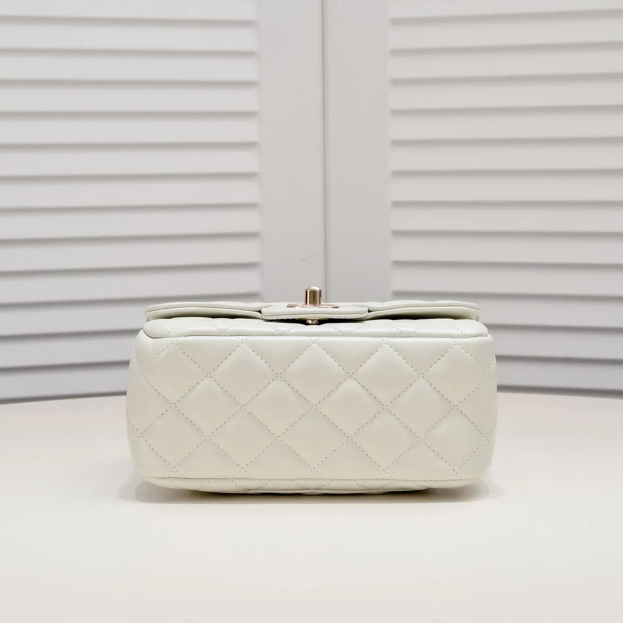 💰360￥Small size🦋Chanel🖤Get the 23A diamond handle cfmini in advance💎 The most important season of the year, the handicraft workshop originally released new products in June, but unexpectedly they quietly released them in May🦢 The most promising one this season is hard to get💓 I have purchased 2 sizes. The handle is made of leather and metal with diamonds💗 🖤The diamond handle is so beautiful, no girl wouldn’t love it🎗️Model number: 9104 Small size: 18*13*6.5cm