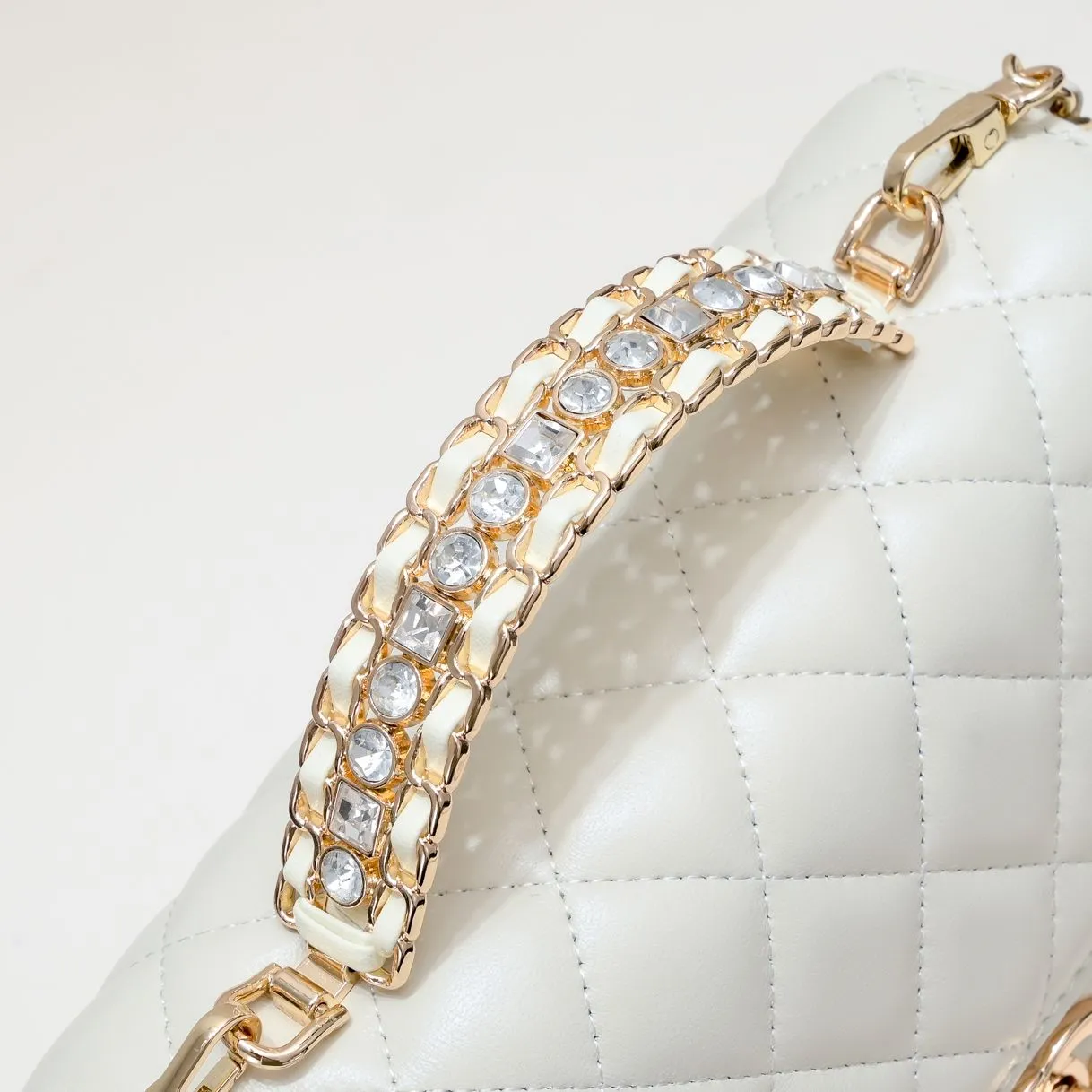 💰360￥Small size🦋Chanel🖤Get the 23A diamond handle cfmini in advance💎 The most important season of the year, the handicraft workshop originally released new products in June, but unexpectedly they quietly released them in May🦢 The most promising one this season is hard to get💓 I have purchased 2 sizes. The handle is made of leather and metal with diamonds💗 🖤The diamond handle is so beautiful, no girl wouldn’t love it🎗️Model number: 9104 Small size: 18*13*6.5cm