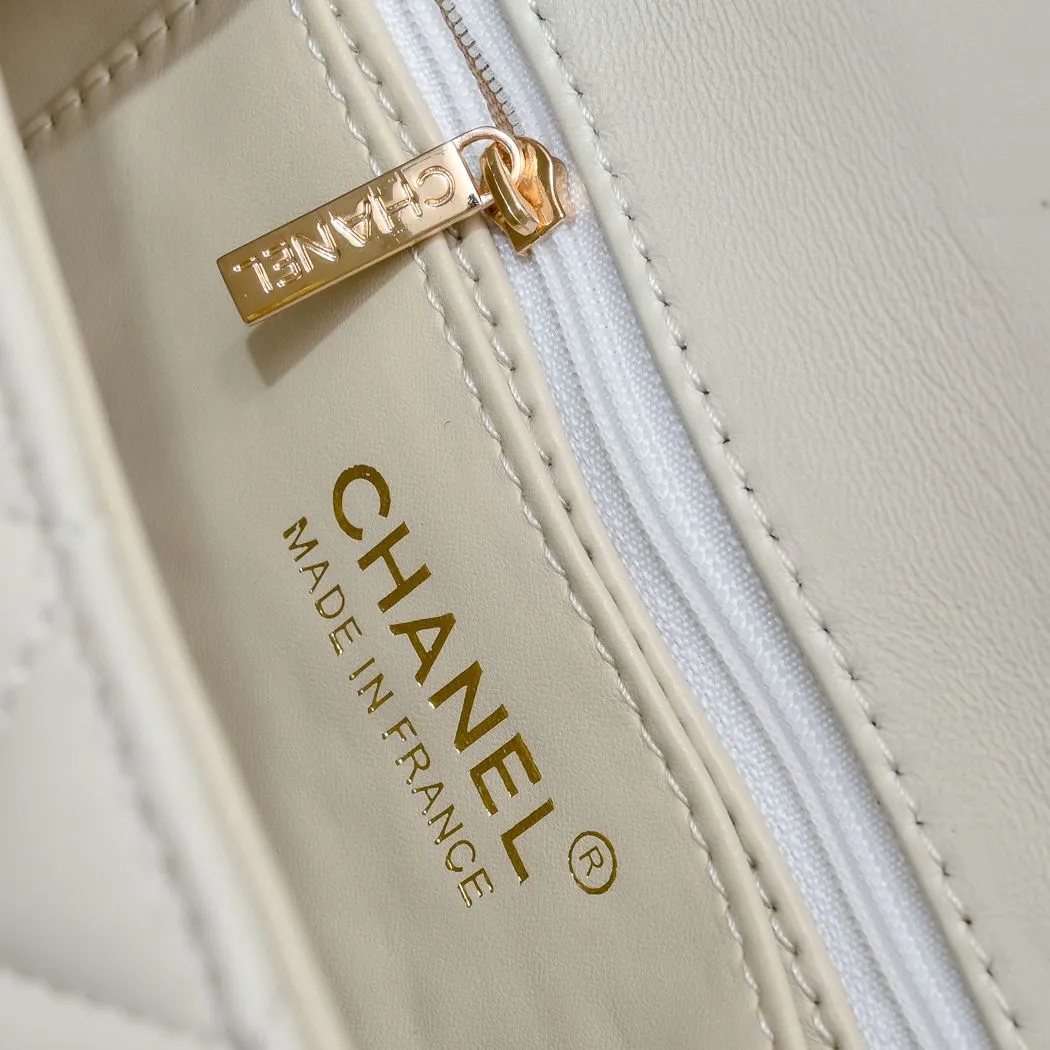 💰360￥Small size🦋Chanel🖤Get the 23A diamond handle cfmini in advance💎 The most important season of the year, the handicraft workshop originally released new products in June, but unexpectedly they quietly released them in May🦢 The most promising one this season is hard to get💓 I have purchased 2 sizes. The handle is made of leather and metal with diamonds💗 🖤The diamond handle is so beautiful, no girl wouldn’t love it🎗️Model number: 9104 Small size: 18*13*6.5cm