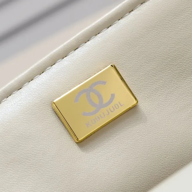 💰360￥Small size🦋Chanel🖤Get the 23A diamond handle cfmini in advance💎 The most important season of the year, the handicraft workshop originally released new products in June, but unexpectedly they quietly released them in May🦢 The most promising one this season is hard to get💓 I have purchased 2 sizes. The handle is made of leather and metal with diamonds💗 🖤The diamond handle is so beautiful, no girl wouldn’t love it🎗️Model number: 9104 Small size: 18*13*6.5cm