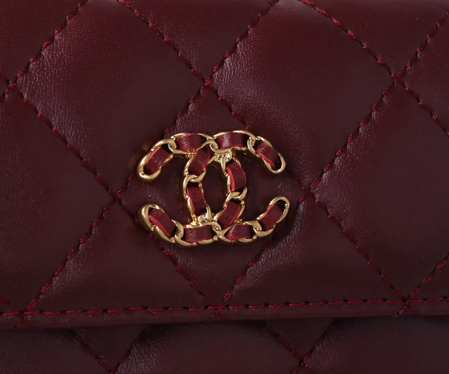P170 Style No.: 803 Brand: Chanel Color: Black Maroon Size: 11*10*2 Description: Chanel’s autumn and winter new styles are now available! Made of first-layer sheepskin inside and outside, the workmanship is exquisite, comparable to that of counters! Multifunctional tri-fold small wallet, super practical!