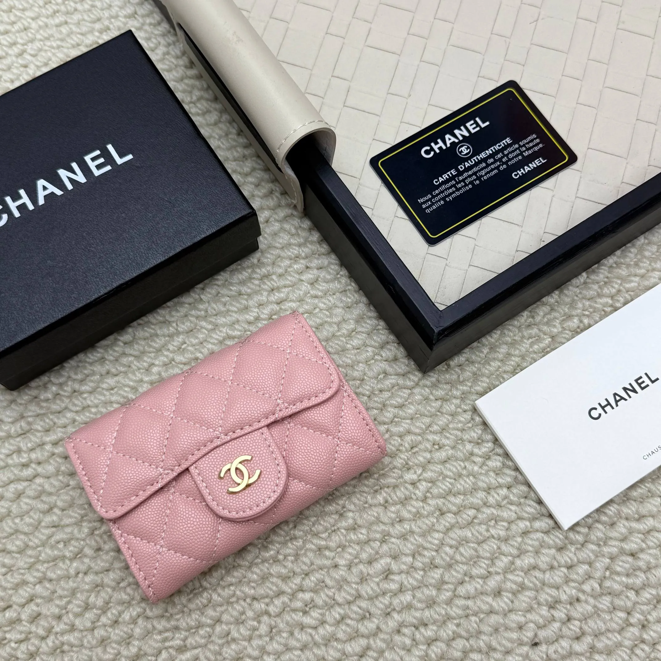 💰130 Chanel’s new product🍃card holder has arrived🍃. This card holder is more practical with an inner zipper😘The details are so beautiful, model number P468, size 11*8.5*3cm.