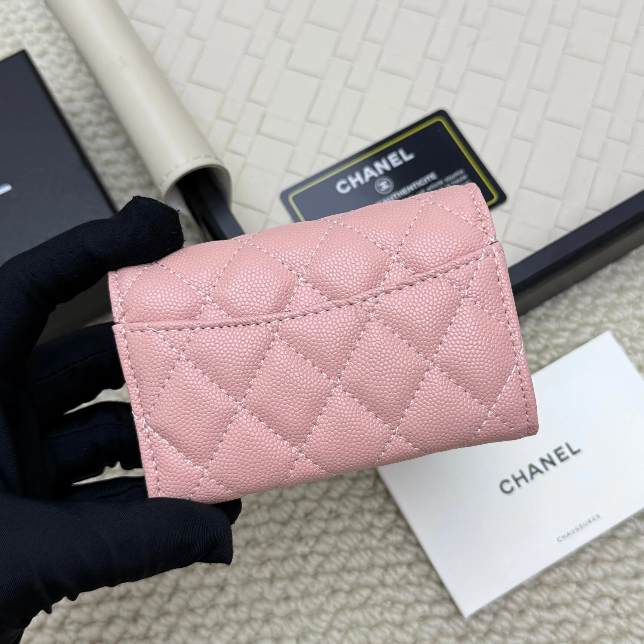 💰130 Chanel’s new product🍃card holder has arrived🍃. This card holder is more practical with an inner zipper😘The details are so beautiful, model number P468, size 11*8.5*3cm.