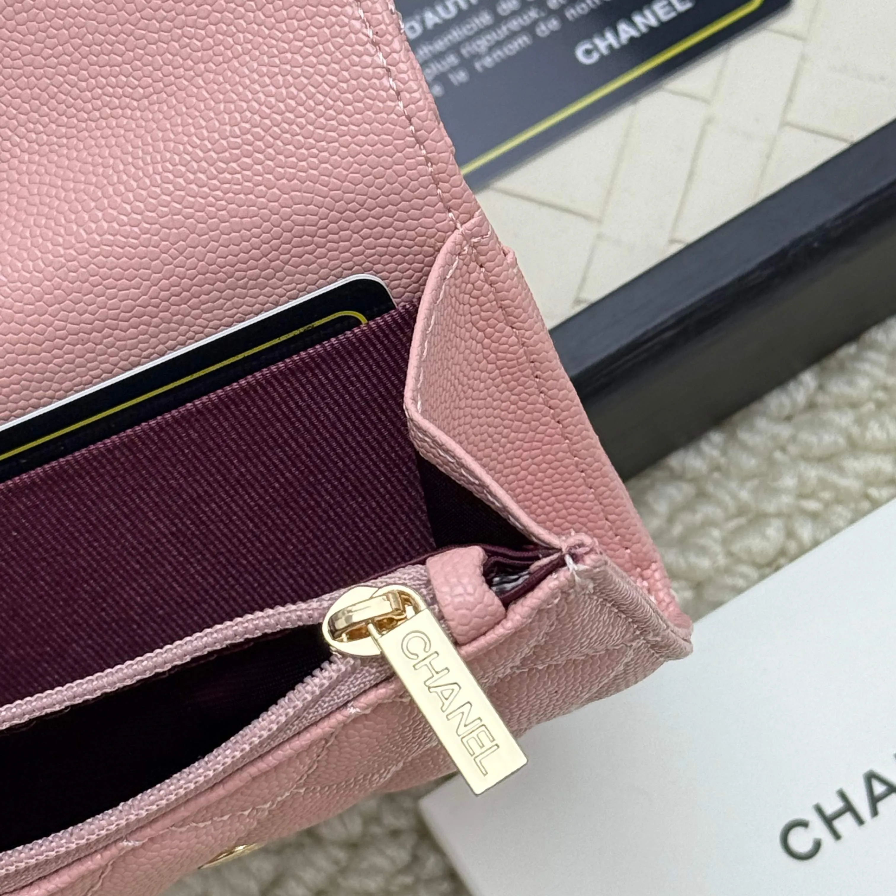 💰130 Chanel’s new product🍃card holder has arrived🍃. This card holder is more practical with an inner zipper😘The details are so beautiful, model number P468, size 11*8.5*3cm.