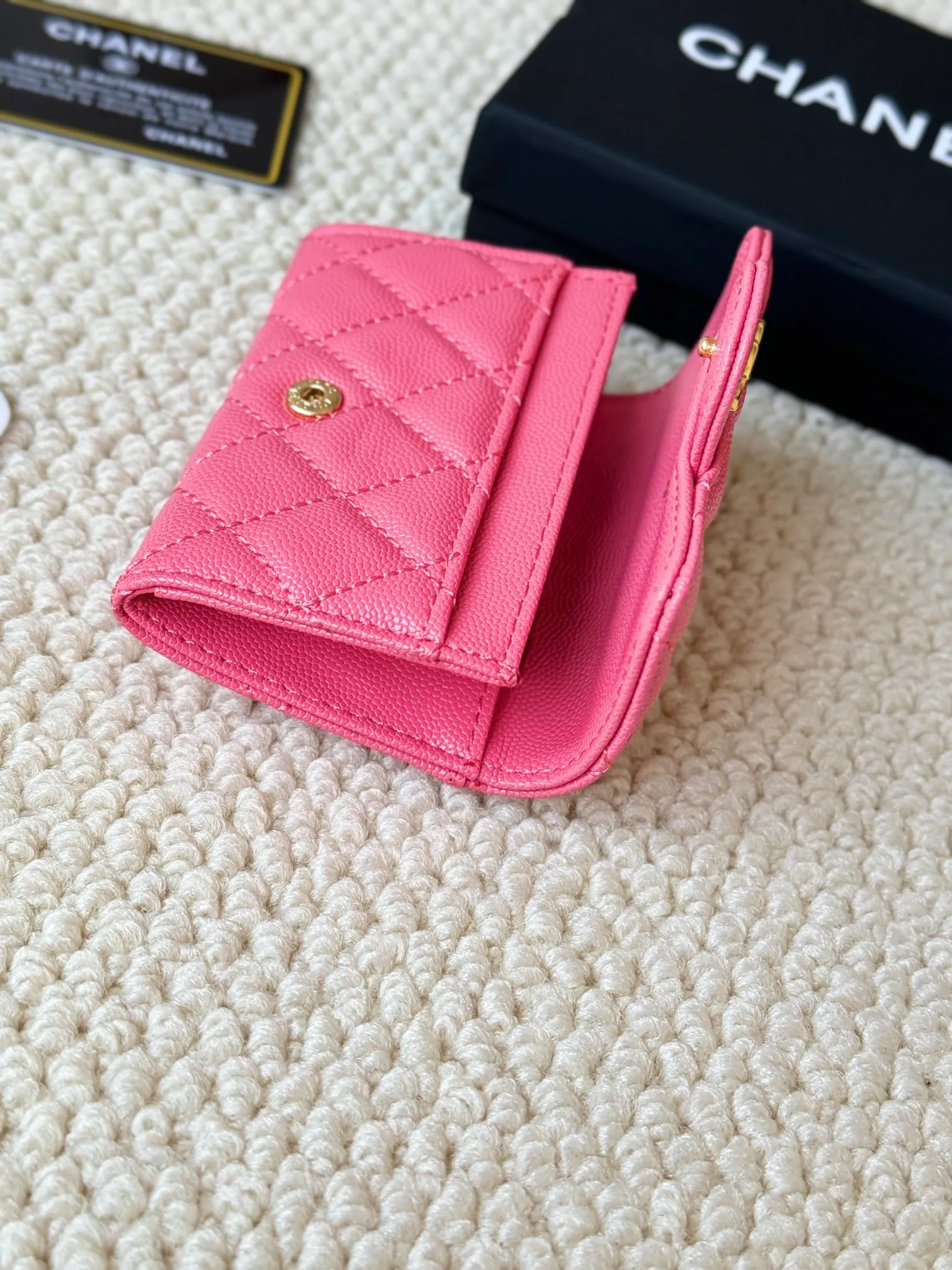 💰120 Style number: AP458chanel The most classic card holder, coin purse, Chanel classic flap card holder. Caviar cowhide, card holder and coin purse in one, with slip pocket on the back. Size: 7.5 × 11.3 × 2.1 cm
