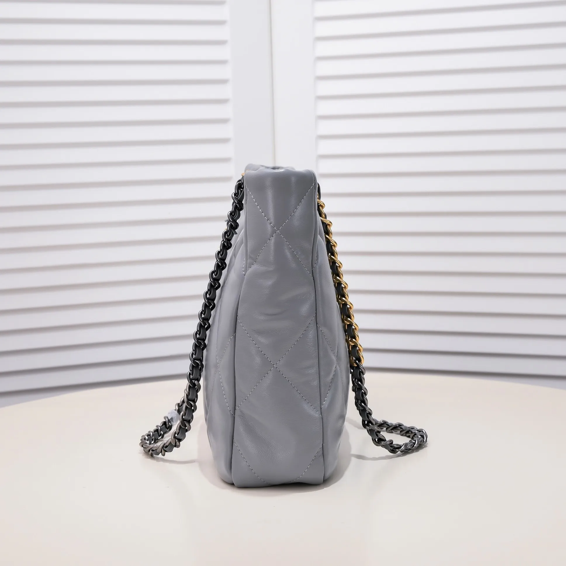 💰480￥Large 𝗖𝗛𝗔𝗡𝗘𝗟 𝟮𝟮𝗕 19𝑩𝑨𝑮 𝑻𝒐𝒕𝒆Black Gold Italian 🇮🇹 first-class [GR] lambskin🐑, feels delicate and soft, classic diamond pattern design is matched with leather-clad metal chains, gold has a high-end feel, this season's most classic black gold design, gathers all the elements of 19, super exquisite, soft and glutinous, a big bag of fried chicken is practical, deconstructs the classic bag shape, reshapes the trend and fashion, it is eye-catching, and it will last forever. Code: 9089 Size: 36*27*8.5cm