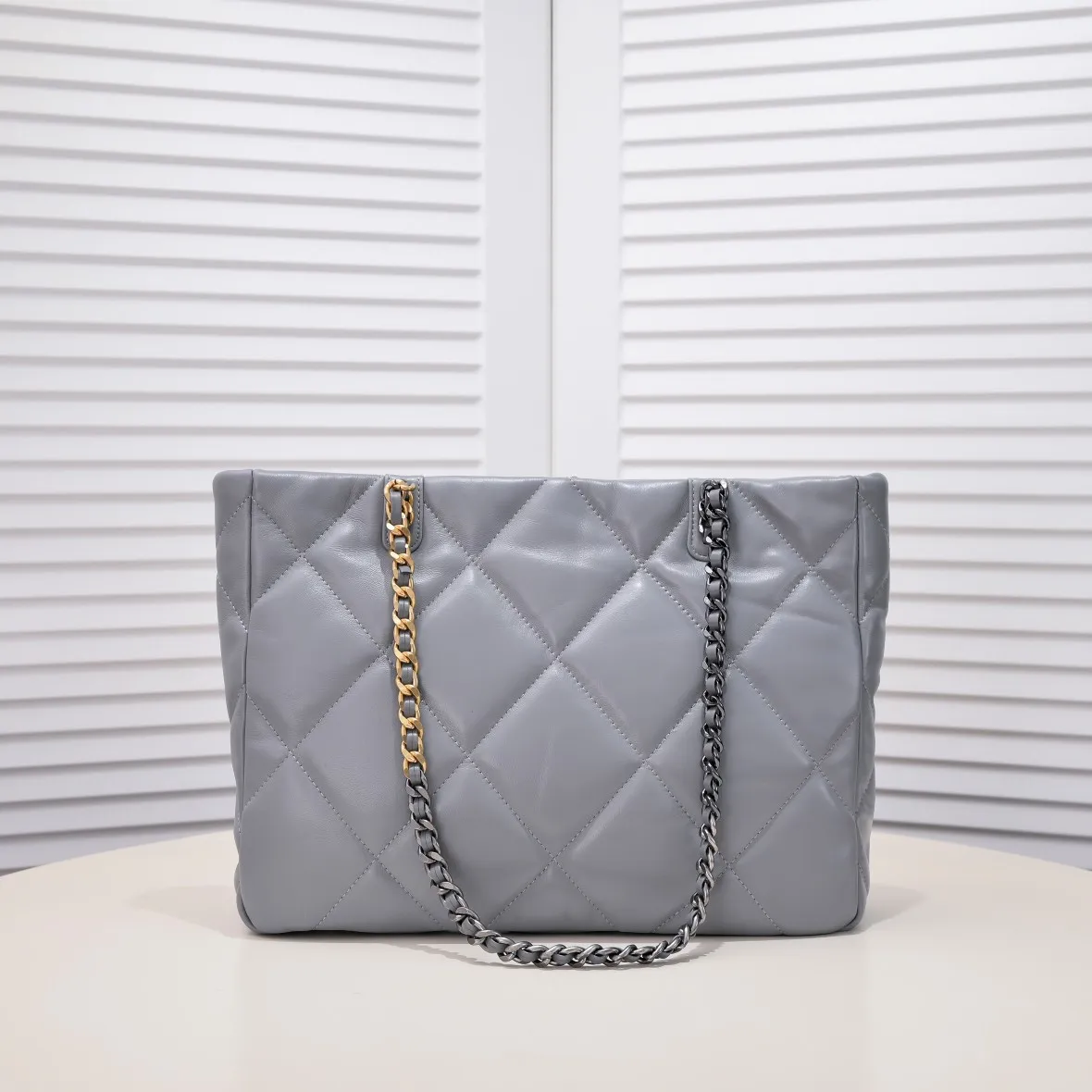 💰480￥Large 𝗖𝗛𝗔𝗡𝗘𝗟 𝟮𝟮𝗕 19𝑩𝑨𝑮 𝑻𝒐𝒕𝒆Black Gold Italian 🇮🇹 first-class [GR] lambskin🐑, feels delicate and soft, classic diamond pattern design is matched with leather-clad metal chains, gold has a high-end feel, this season's most classic black gold design, gathers all the elements of 19, super exquisite, soft and glutinous, a big bag of fried chicken is practical, deconstructs the classic bag shape, reshapes the trend and fashion, it is eye-catching, and it will last forever. Code: 9089 Size: 36*27*8.5cm