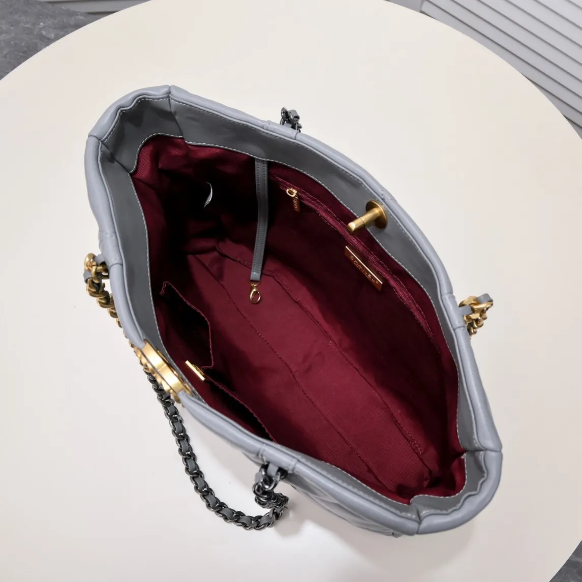 💰480￥Large 𝗖𝗛𝗔𝗡𝗘𝗟 𝟮𝟮𝗕 19𝑩𝑨𝑮 𝑻𝒐𝒕𝒆Black Gold Italian 🇮🇹 first-class [GR] lambskin🐑, feels delicate and soft, classic diamond pattern design is matched with leather-clad metal chains, gold has a high-end feel, this season's most classic black gold design, gathers all the elements of 19, super exquisite, soft and glutinous, a big bag of fried chicken is practical, deconstructs the classic bag shape, reshapes the trend and fashion, it is eye-catching, and it will last forever. Code: 9089 Size: 36*27*8.5cm
