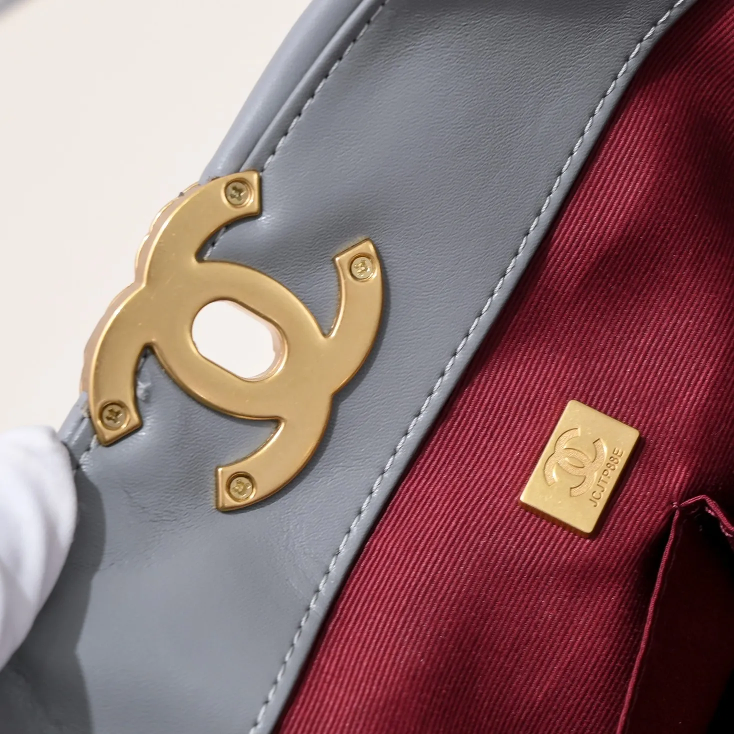 💰480￥Large 𝗖𝗛𝗔𝗡𝗘𝗟 𝟮𝟮𝗕 19𝑩𝑨𝑮 𝑻𝒐𝒕𝒆Black Gold Italian 🇮🇹 first-class [GR] lambskin🐑, feels delicate and soft, classic diamond pattern design is matched with leather-clad metal chains, gold has a high-end feel, this season's most classic black gold design, gathers all the elements of 19, super exquisite, soft and glutinous, a big bag of fried chicken is practical, deconstructs the classic bag shape, reshapes the trend and fashion, it is eye-catching, and it will last forever. Code: 9089 Size: 36*27*8.5cm