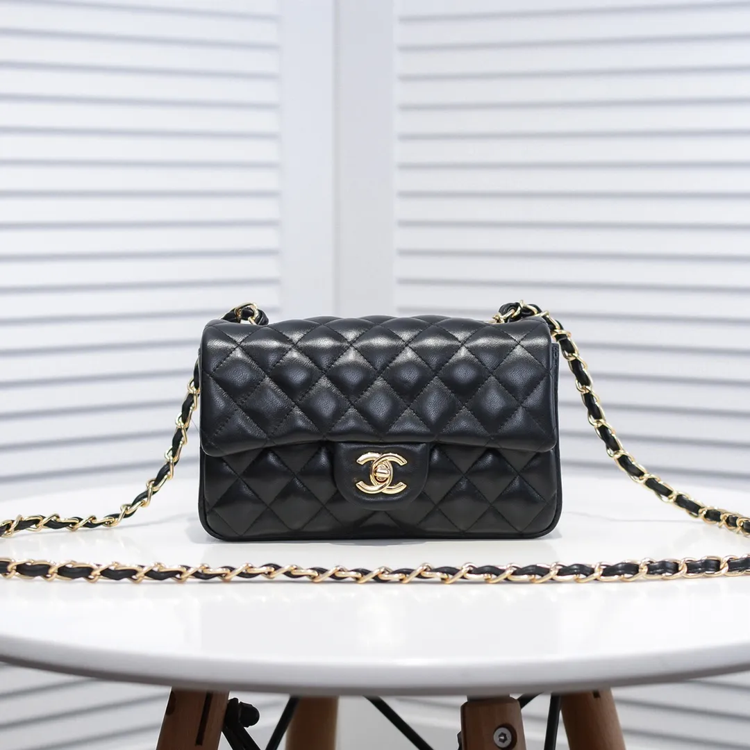 💰320￥CF versatile lambskin🌹 Chanel💃🏻‼ ️Eternal classic style [shy] noble temperament💃🏻favorite of celebrities🌟soft leather and high-end👍counter hardware exquisite workmanship to reject flaws [strong] both dazzling and feminine 😝[strong] luxurious and durable🌟Size: 20*14*7cm Style number: 1116