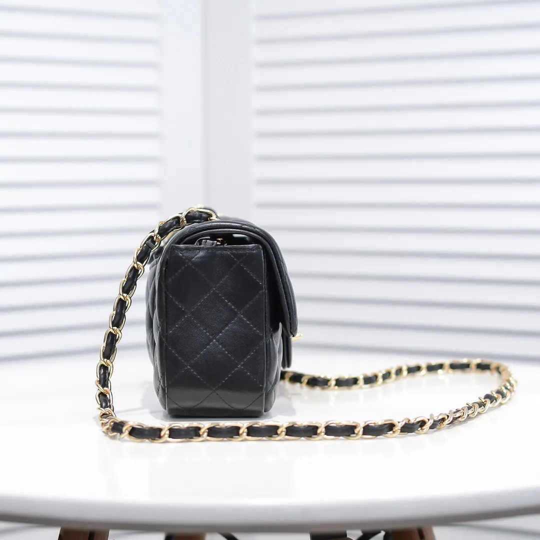 💰320￥CF versatile lambskin🌹 Chanel💃🏻‼ ️Eternal classic style [shy] noble temperament💃🏻favorite of celebrities🌟soft leather and high-end👍counter hardware exquisite workmanship to reject flaws [strong] both dazzling and feminine 😝[strong] luxurious and durable🌟Size: 20*14*7cm Style number: 1116