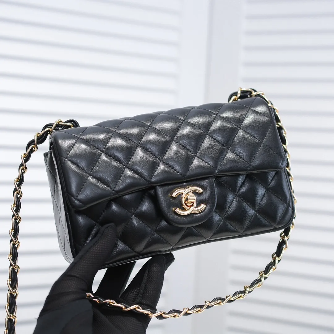 💰320￥CF versatile lambskin🌹 Chanel💃🏻‼ ️Eternal classic style [shy] noble temperament💃🏻favorite of celebrities🌟soft leather and high-end👍counter hardware exquisite workmanship to reject flaws [strong] both dazzling and feminine 😝[strong] luxurious and durable🌟Size: 20*14*7cm Style number: 1116