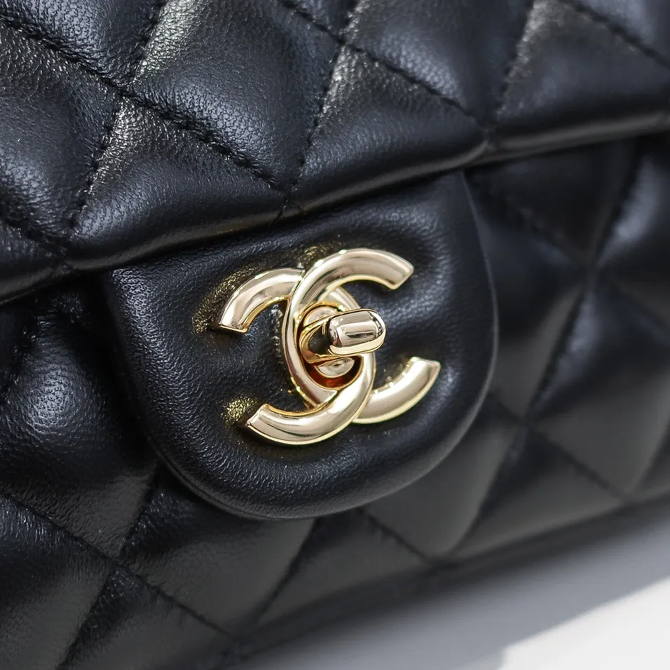 💰320￥CF versatile lambskin🌹 Chanel💃🏻‼ ️Eternal classic style [shy] noble temperament💃🏻favorite of celebrities🌟soft leather and high-end👍counter hardware exquisite workmanship to reject flaws [strong] both dazzling and feminine 😝[strong] luxurious and durable🌟Size: 20*14*7cm Style number: 1116