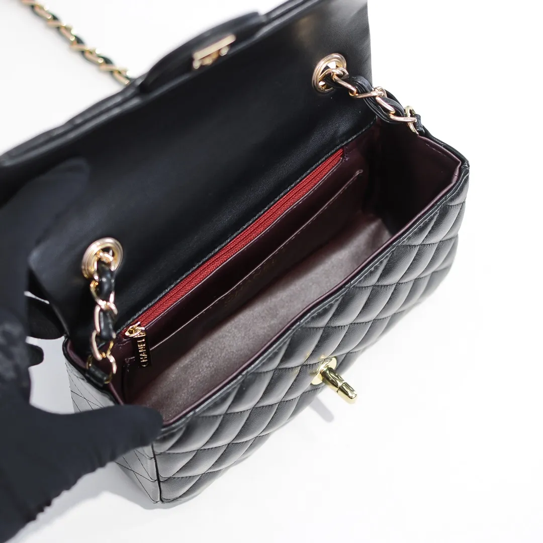💰320￥CF versatile lambskin🌹 Chanel💃🏻‼ ️Eternal classic style [shy] noble temperament💃🏻favorite of celebrities🌟soft leather and high-end👍counter hardware exquisite workmanship to reject flaws [strong] both dazzling and feminine 😝[strong] luxurious and durable🌟Size: 20*14*7cm Style number: 1116
