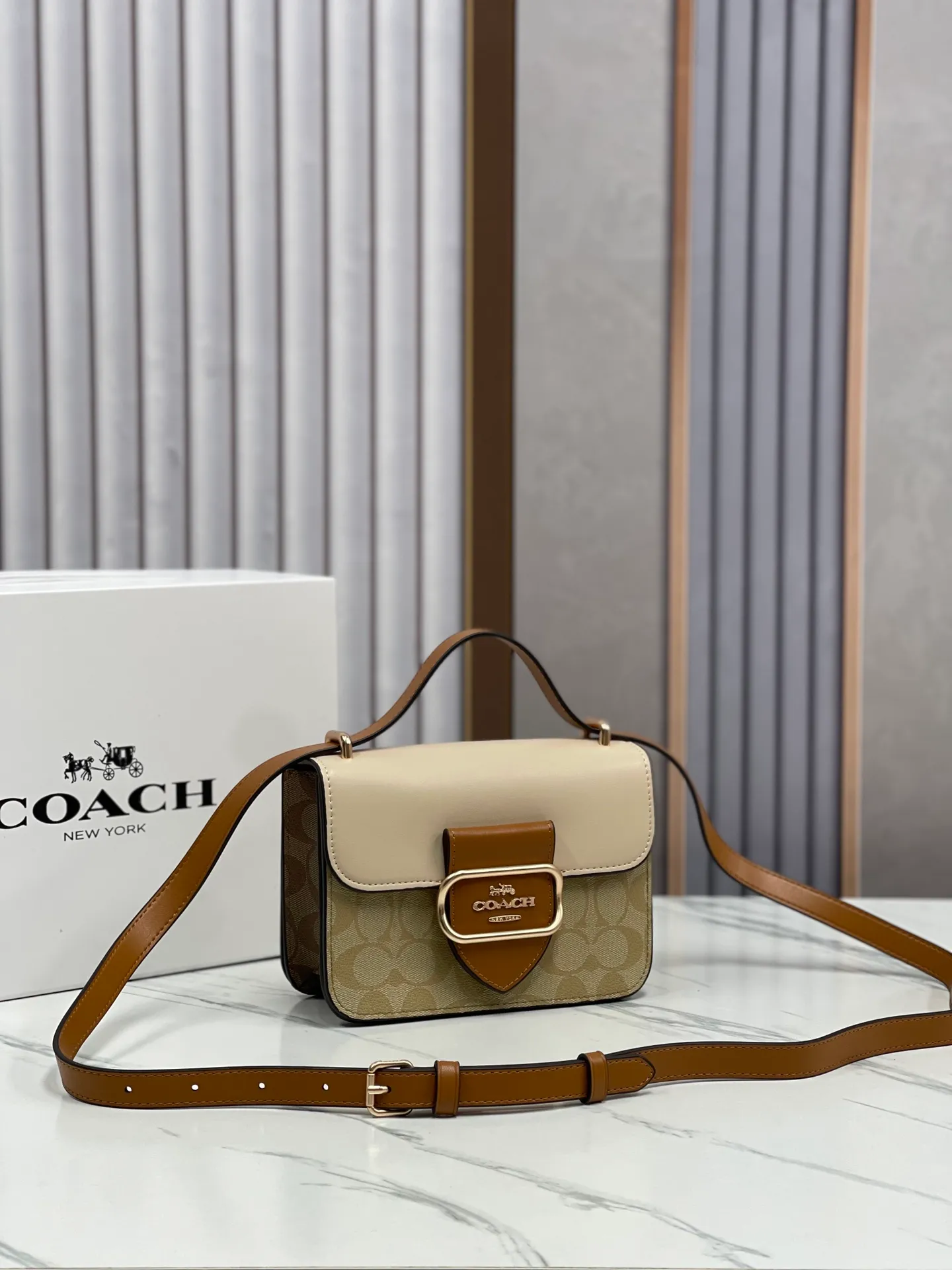 Top original order, batch 460💰coach/Coach new model CR329 Morgan series is a must-have for Valentine's Day gifts. Exquisite, compact and playful, wear-resistant and scratch-resistant. The built-in compartment can accommodate a variety of personal belongings. Girls don't have to worry about their belongings when going out. The shoulder strap can be adjusted diagonally or over one shoulder. Super practical size 18.5X15X6