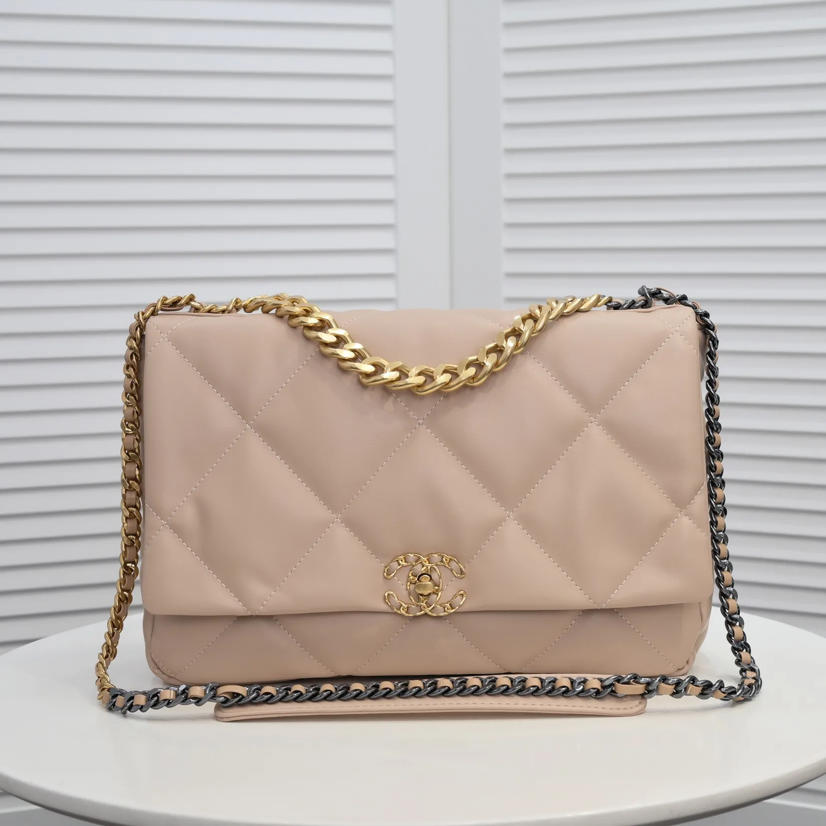 💰480￥Chanel’s latest hot model in apricot large size is now available📣📣Synchronized with counters🤭Imported cowhide🐂feels very soft. The upper body effect is super good, it can be carried by hand, on one shoulder or cross-body, showing the elegance and charm of women. Hurry up and get it. Style number: 9012. Size: 36*24*14cm.