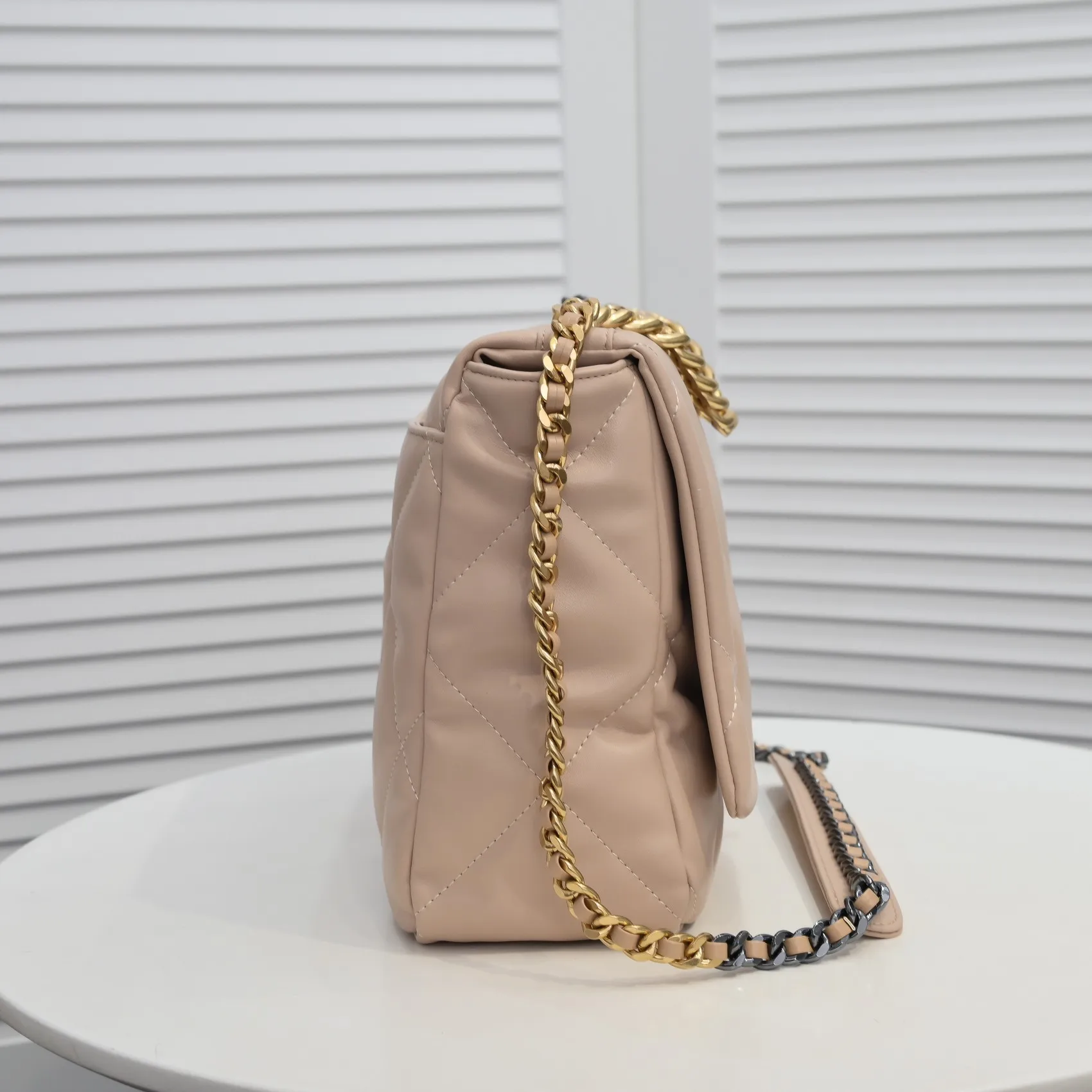 💰480￥Chanel’s latest hot model in apricot large size is now available📣📣Synchronized with counters🤭Imported cowhide🐂feels very soft. The upper body effect is super good, it can be carried by hand, on one shoulder or cross-body, showing the elegance and charm of women. Hurry up and get it. Style number: 9012. Size: 36*24*14cm.