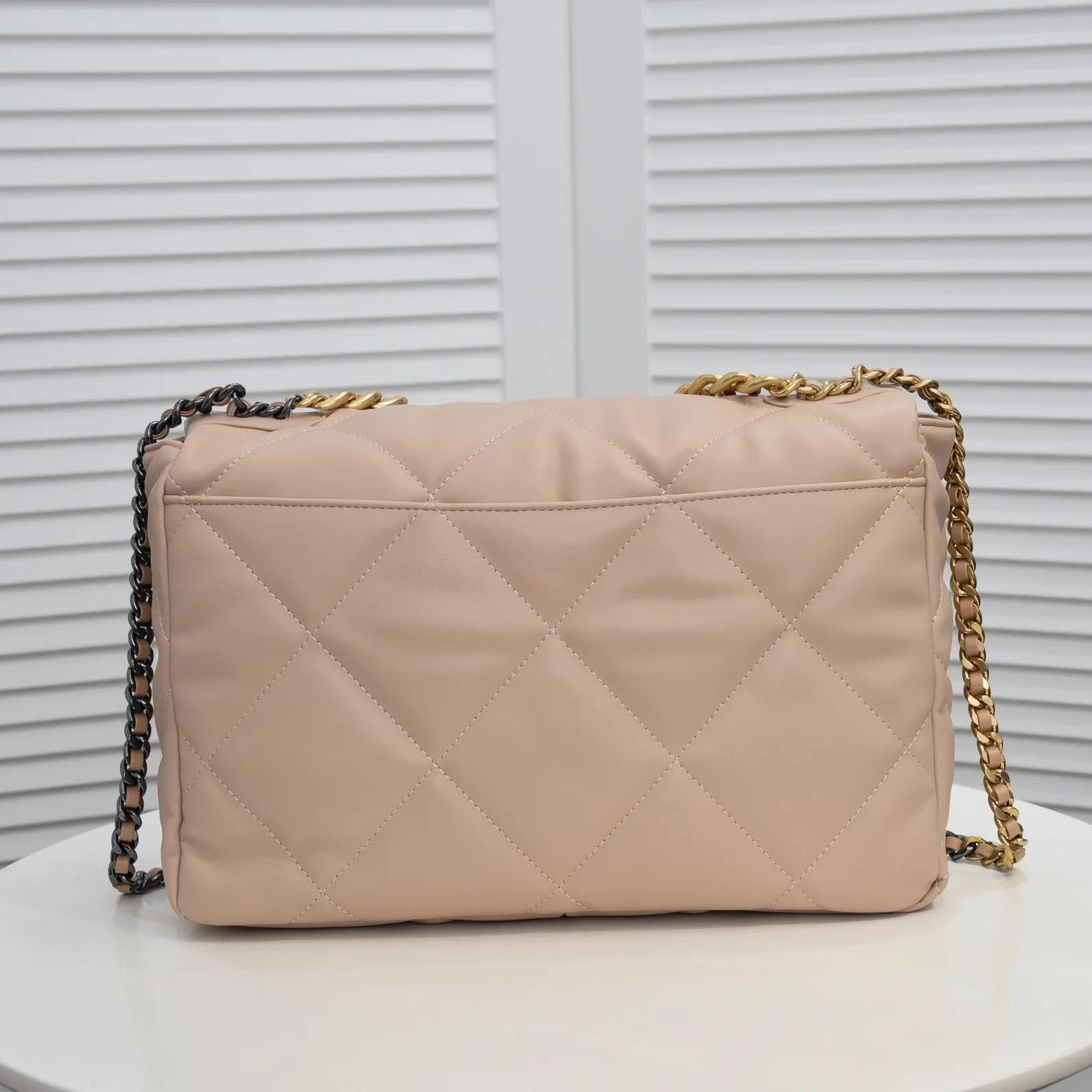 💰480￥Chanel’s latest hot model in apricot large size is now available📣📣Synchronized with counters🤭Imported cowhide🐂feels very soft. The upper body effect is super good, it can be carried by hand, on one shoulder or cross-body, showing the elegance and charm of women. Hurry up and get it. Style number: 9012. Size: 36*24*14cm.