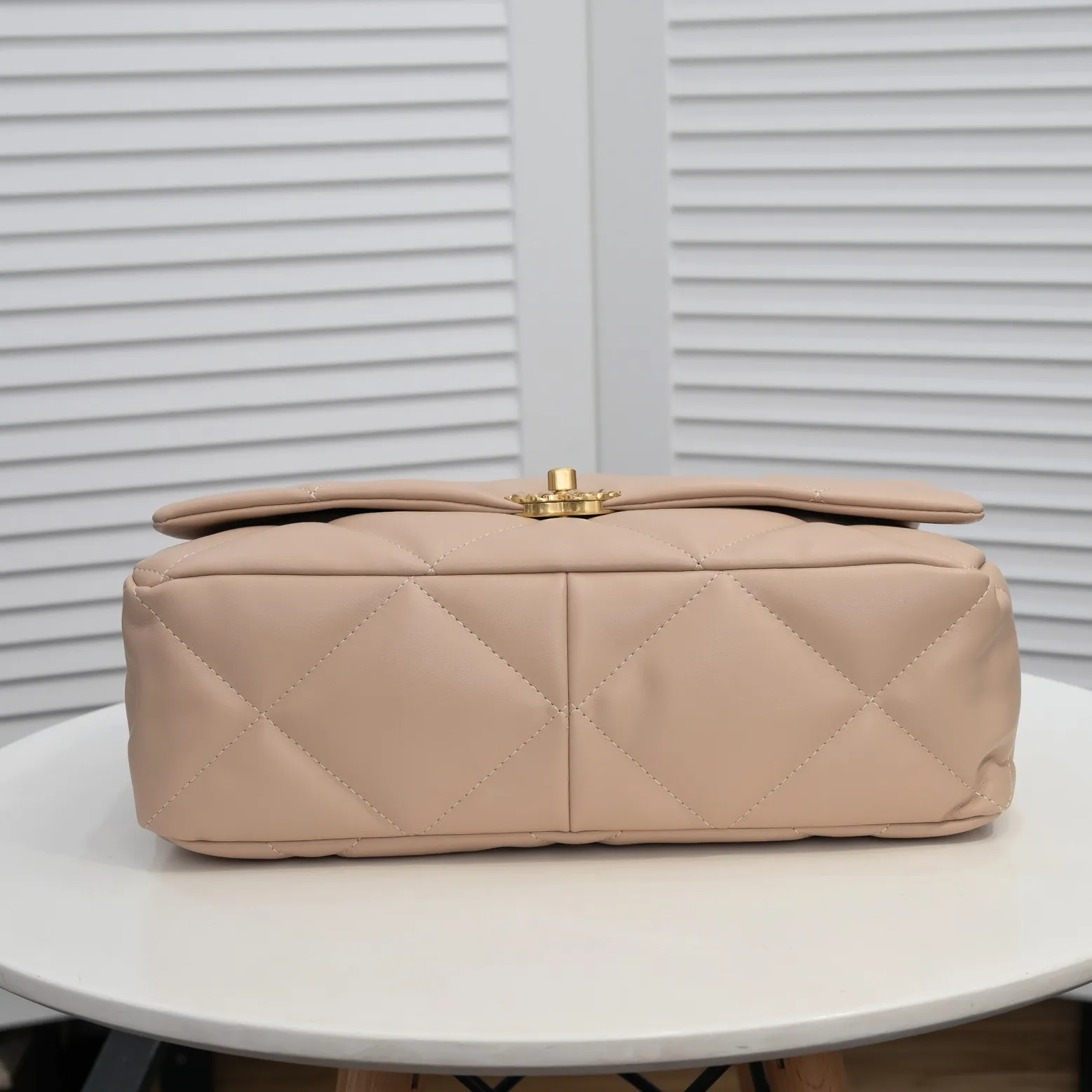 💰480￥Chanel’s latest hot model in apricot large size is now available📣📣Synchronized with counters🤭Imported cowhide🐂feels very soft. The upper body effect is super good, it can be carried by hand, on one shoulder or cross-body, showing the elegance and charm of women. Hurry up and get it. Style number: 9012. Size: 36*24*14cm.
