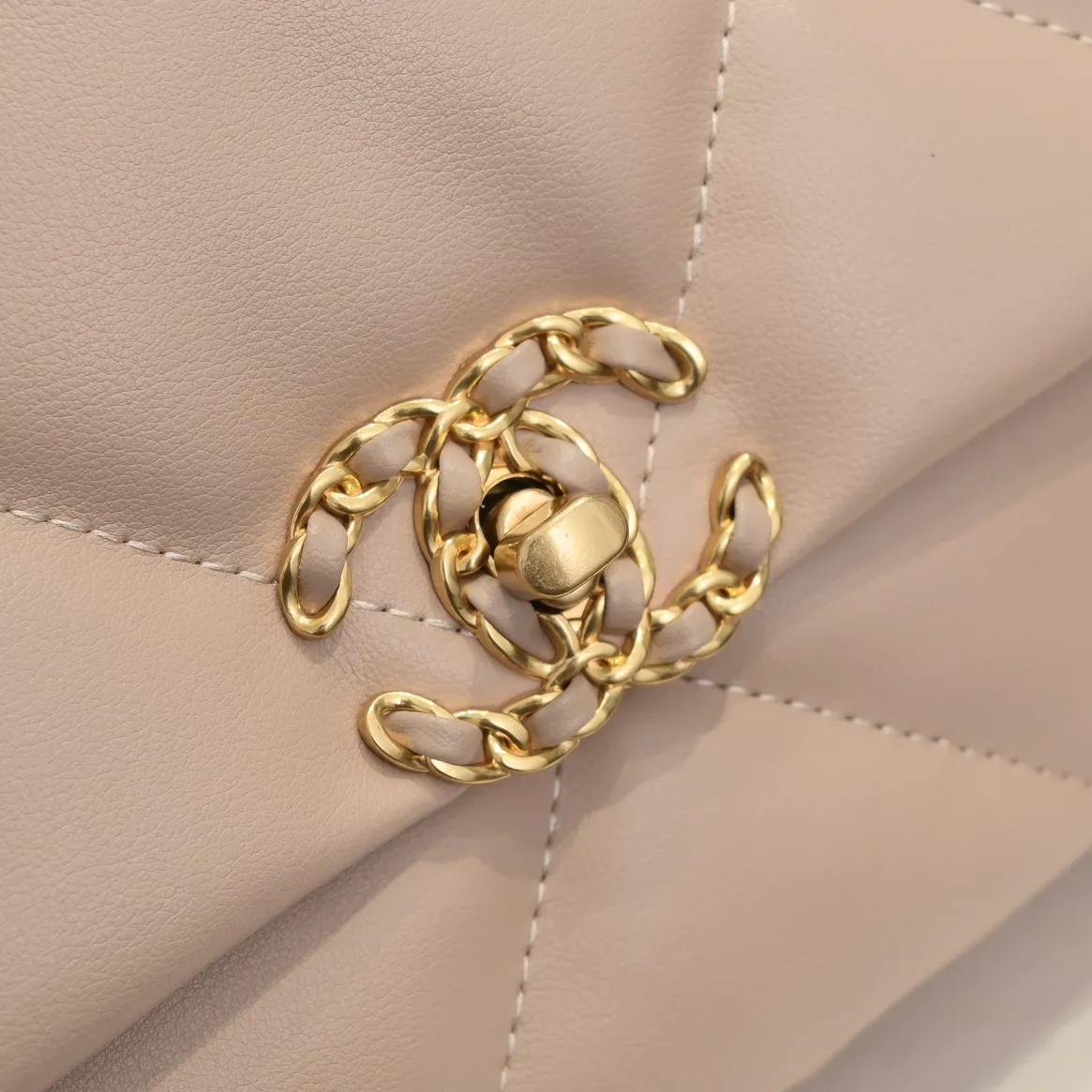 💰480￥Chanel’s latest hot model in apricot large size is now available📣📣Synchronized with counters🤭Imported cowhide🐂feels very soft. The upper body effect is super good, it can be carried by hand, on one shoulder or cross-body, showing the elegance and charm of women. Hurry up and get it. Style number: 9012. Size: 36*24*14cm.
