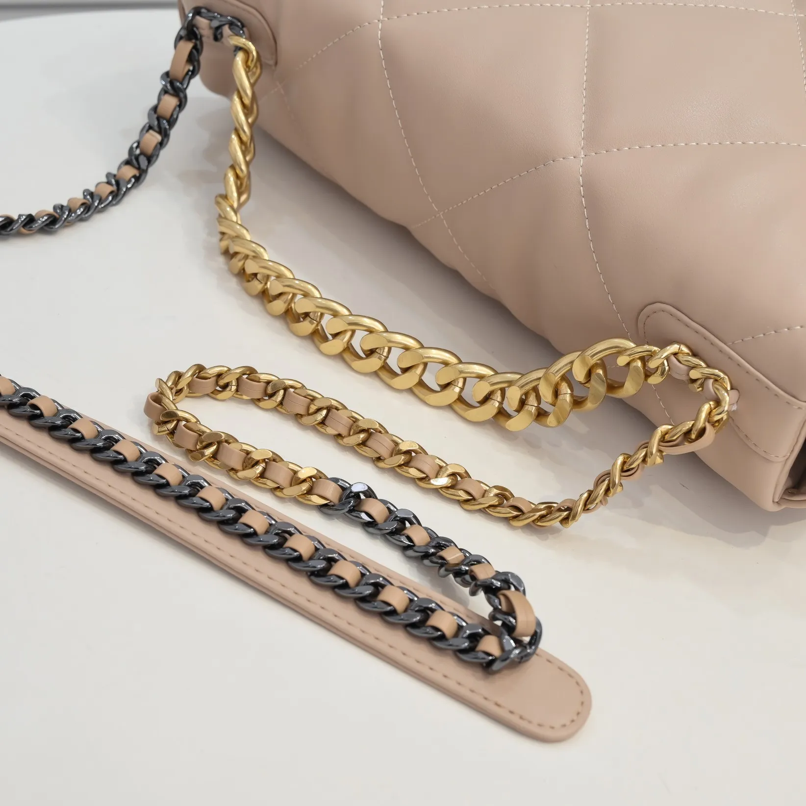 💰480￥Chanel’s latest hot model in apricot large size is now available📣📣Synchronized with counters🤭Imported cowhide🐂feels very soft. The upper body effect is super good, it can be carried by hand, on one shoulder or cross-body, showing the elegance and charm of women. Hurry up and get it. Style number: 9012. Size: 36*24*14cm.