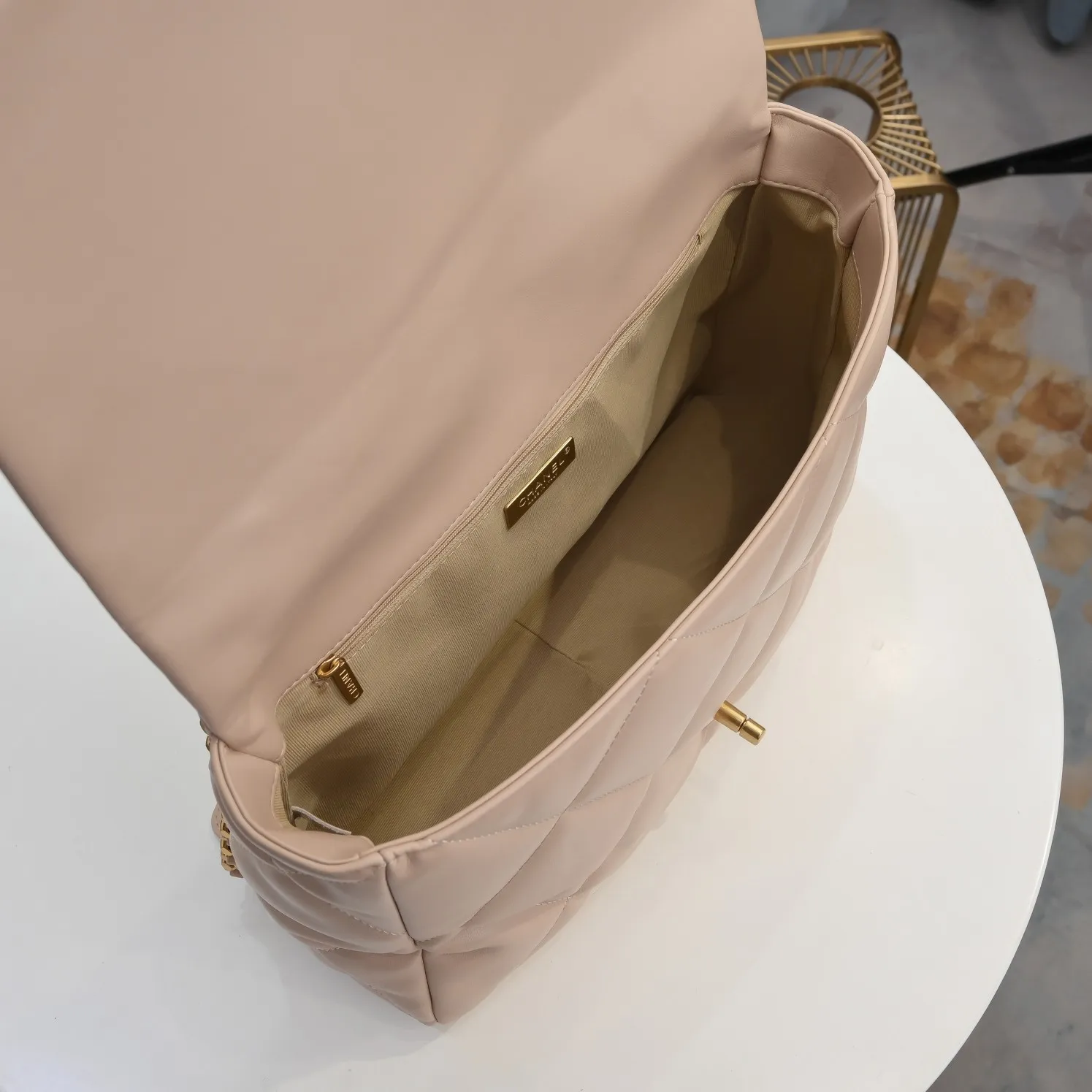 💰480￥Chanel’s latest hot model in apricot large size is now available📣📣Synchronized with counters🤭Imported cowhide🐂feels very soft. The upper body effect is super good, it can be carried by hand, on one shoulder or cross-body, showing the elegance and charm of women. Hurry up and get it. Style number: 9012. Size: 36*24*14cm.