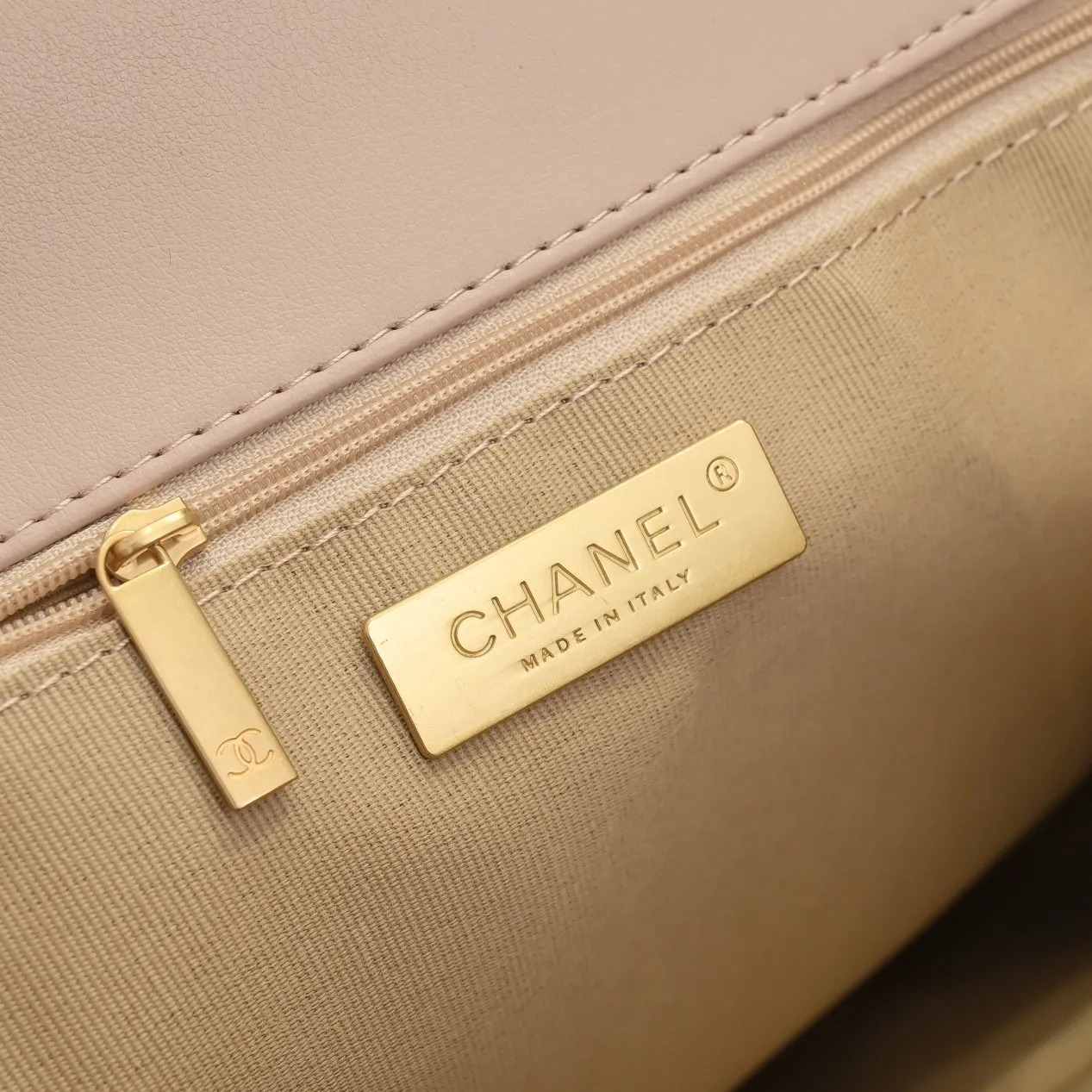 💰480￥Chanel’s latest hot model in apricot large size is now available📣📣Synchronized with counters🤭Imported cowhide🐂feels very soft. The upper body effect is super good, it can be carried by hand, on one shoulder or cross-body, showing the elegance and charm of women. Hurry up and get it. Style number: 9012. Size: 36*24*14cm.