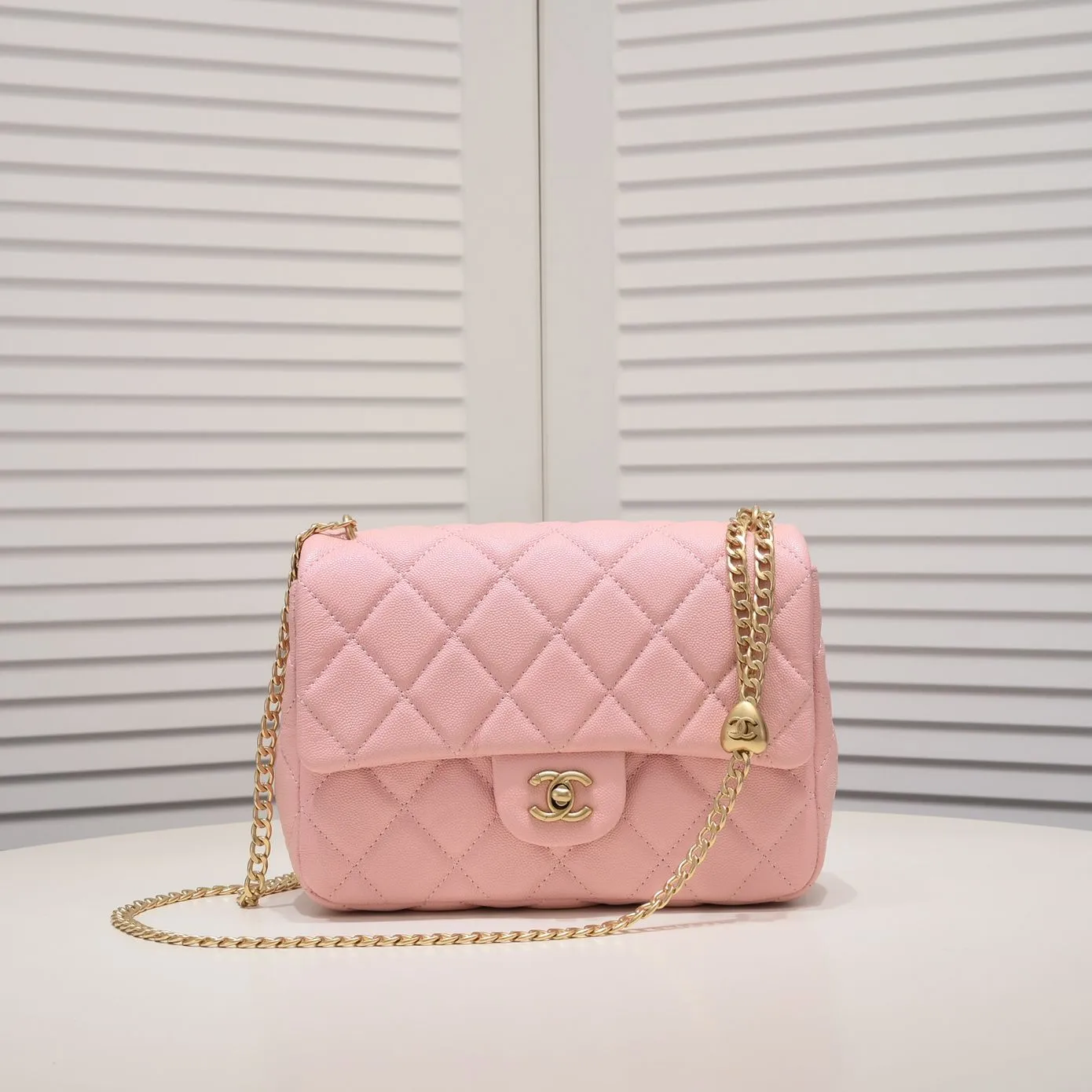 💰380￥Large size Chane1 🌐23P new model 💎Love ball beats golden ball? Needless to say, Chanel's golden ball is so popular. It is difficult to buy at the counter and has 5 stars. This new season has a new love model, come and get it quickly!💕 The love ball with matte matte texture will make girls' hearts burst. The chain is also a plain chain with the same texture, and the durability of lychee leather is perfect. If the golden ball is a classic, then the love ball is a brand new fashion. 💗 Whether it is a big mini or a fat square, they are very rare. If you can't buy a gold ball, come and buy the 23P love ball🌷Model number: 3892 size: 19X24x9cm