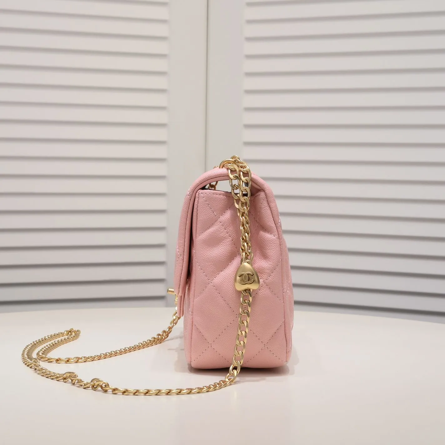 💰380￥Large size Chane1 🌐23P new model 💎Love ball beats golden ball? Needless to say, Chanel's golden ball is so popular. It is difficult to buy at the counter and has 5 stars. This new season has a new love model, come and get it quickly!💕 The love ball with matte matte texture will make girls' hearts burst. The chain is also a plain chain with the same texture, and the durability of lychee leather is perfect. If the golden ball is a classic, then the love ball is a brand new fashion. 💗 Whether it is a big mini or a fat square, they are very rare. If you can't buy a gold ball, come and buy the 23P love ball🌷Model number: 3892 size: 19X24x9cm