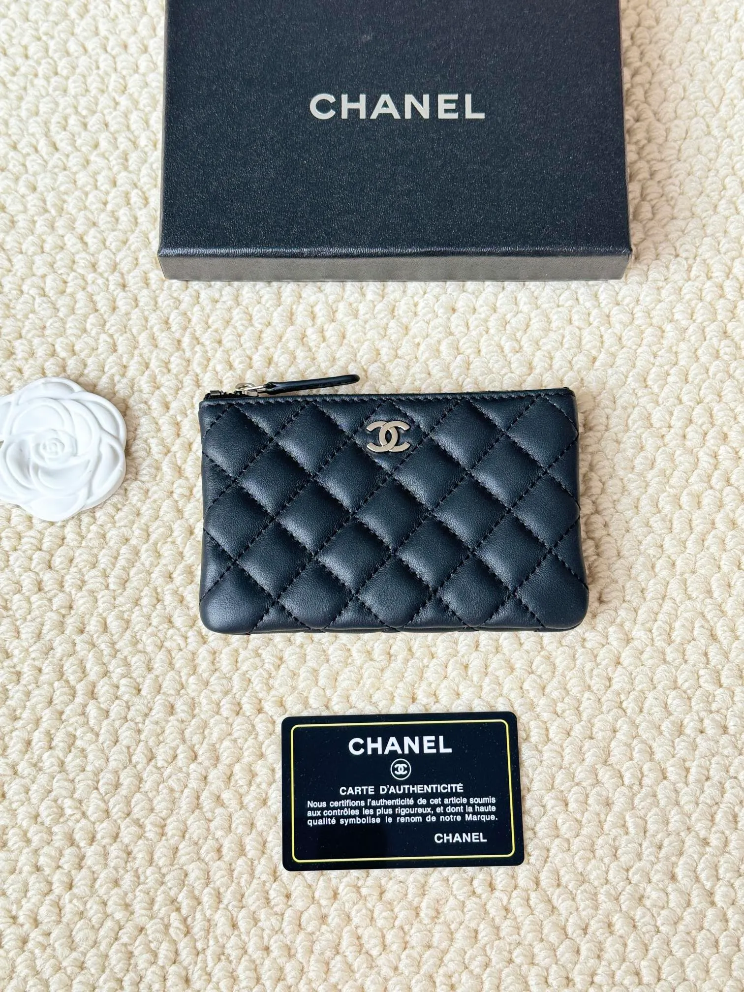 💰130 CHANEL Classic Caviar has a fresh design, with an exquisite replica flavor, very beautiful, the latest in 2023 from the official website🆕Card holder Caviar medium ball grain cowhide is scratch-resistant and has a super glossy feel. It is troublesome to carry a bag that is too big in summer. It is suitable for putting in a mini bag and convenient for carrying in your pocket😍 The bag has a zipper, which is super practical. You can also put cards, change, coins, and keys inside! Style number: 82365 Size: 15*8.5