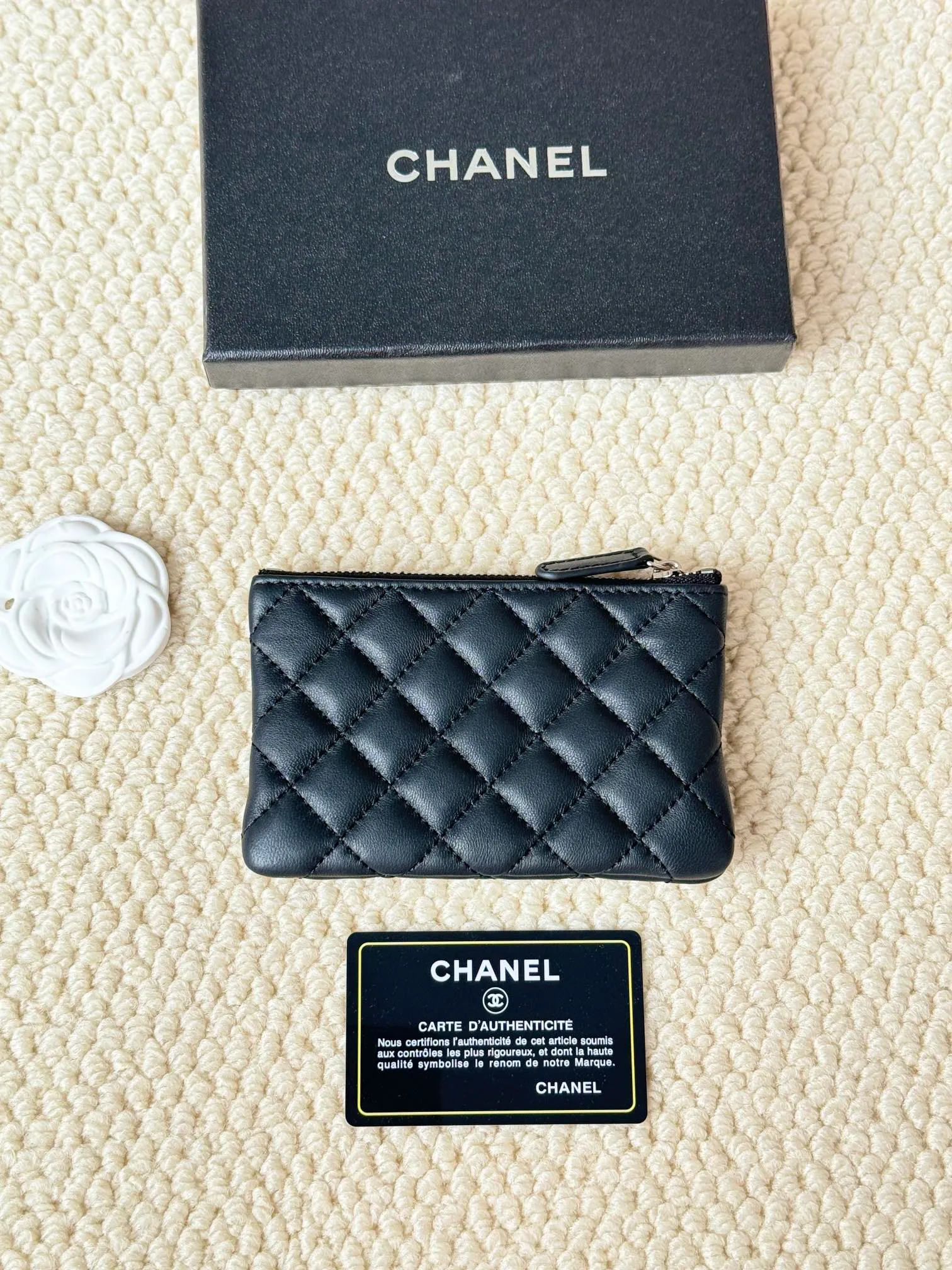 💰130 CHANEL Classic Caviar has a fresh design, with an exquisite replica flavor, very beautiful, the latest in 2023 from the official website🆕Card holder Caviar medium ball grain cowhide is scratch-resistant and has a super glossy feel. It is troublesome to carry a bag that is too big in summer. It is suitable for putting in a mini bag and convenient for carrying in your pocket😍 The bag has a zipper, which is super practical. You can also put cards, change, coins, and keys inside! Style number: 82365 Size: 15*8.5