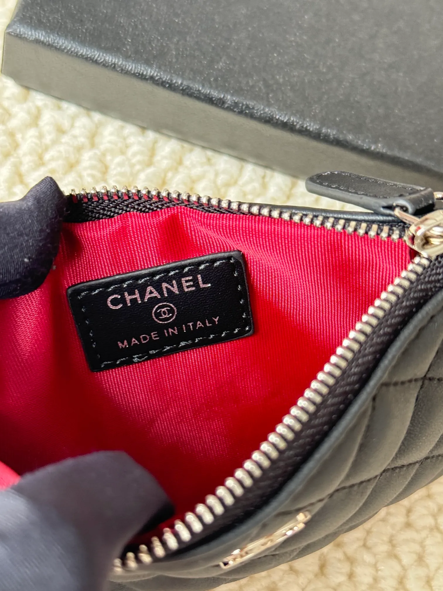 💰130 CHANEL Classic Caviar has a fresh design, with an exquisite replica flavor, very beautiful, the latest in 2023 from the official website🆕Card holder Caviar medium ball grain cowhide is scratch-resistant and has a super glossy feel. It is troublesome to carry a bag that is too big in summer. It is suitable for putting in a mini bag and convenient for carrying in your pocket😍 The bag has a zipper, which is super practical. You can also put cards, change, coins, and keys inside! Style number: 82365 Size: 15*8.5