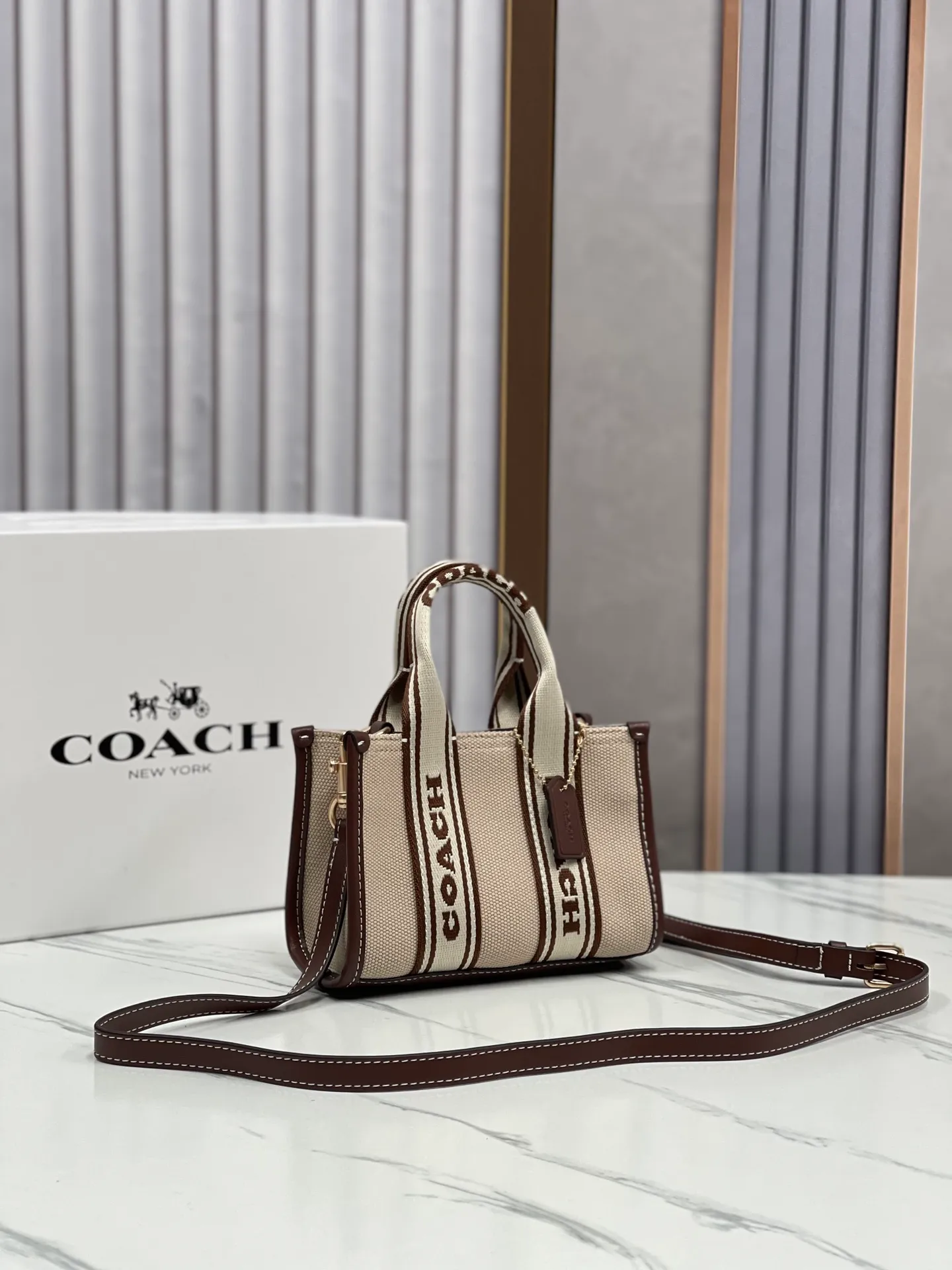Batch 440💰Coach/Coach new model CS618 milk white canvas SMITH mini small canvas and leather retro hand-held crossbody bag, the upper body is small and cute, very versatile ~ 16.5x11x8cm.