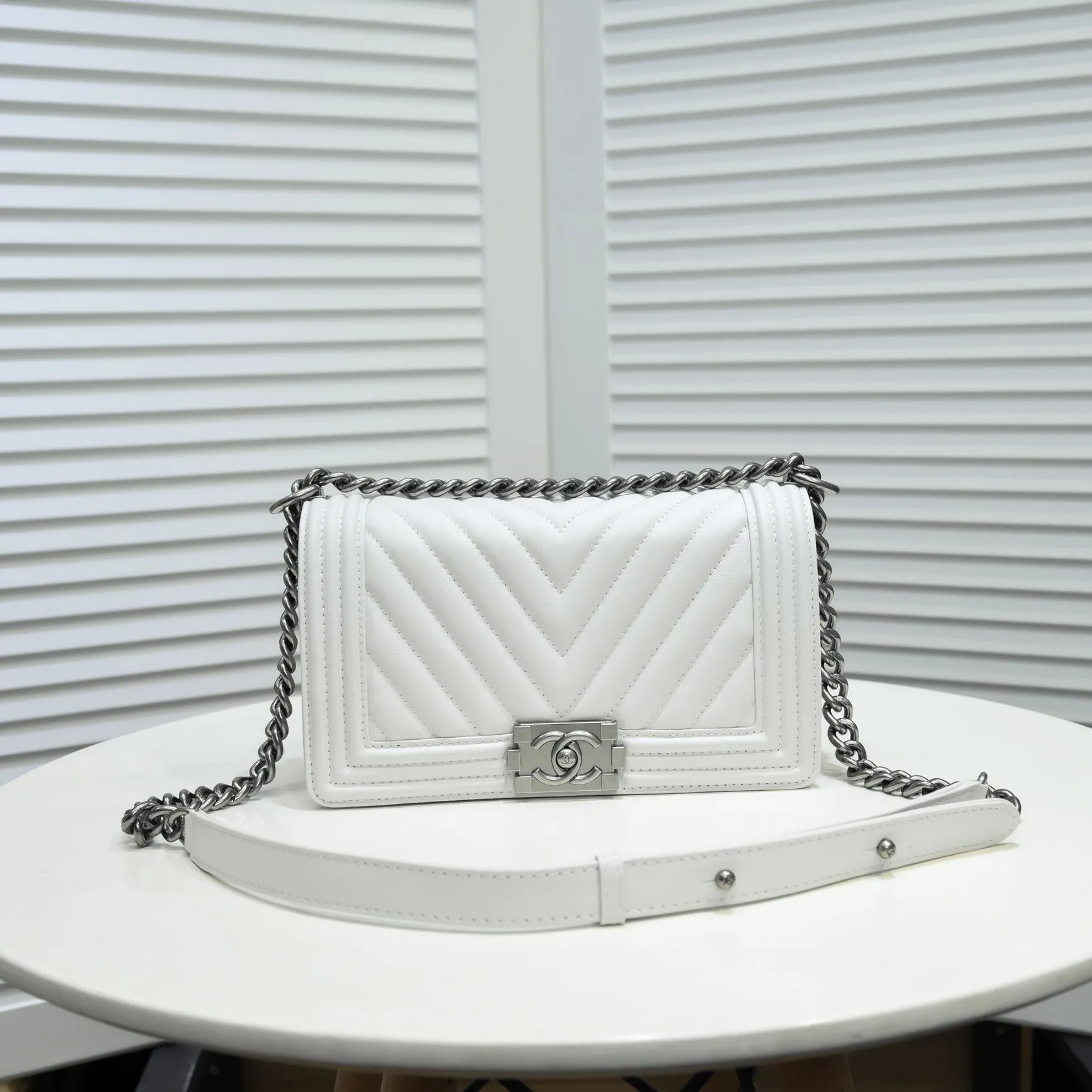 💰420￥ (Full sheepskin with original hardware) [Smile] Chanel Chanel 👑 Lambskin [Lightning] Thickened electroplated hardware accessories 🌈 Workmanship is comparable to the original order 💪 The bottom can be pinched Marks rebound, absolutely spot-on, real-life photos, fashionable and durable💪💪High-end quality, no pressure in and out of the drill cabinet💏, size 25*15*8cm, model number: 67086 ancient silver V grid